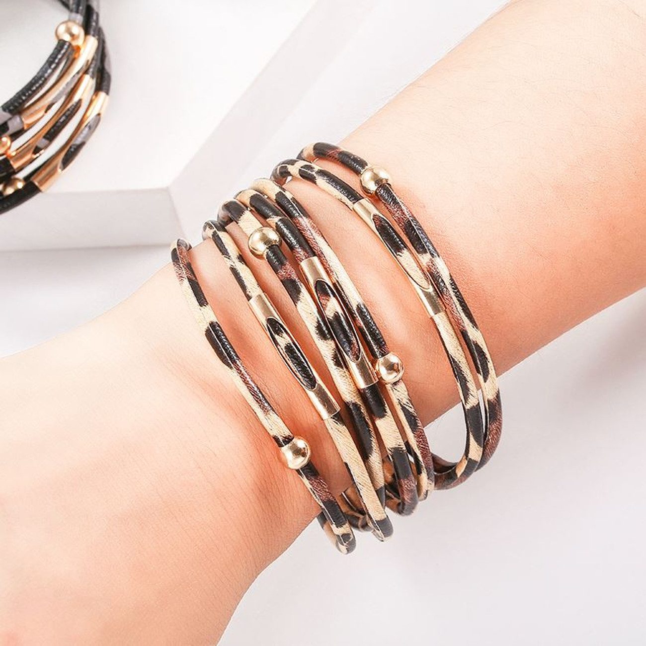 KARMA Armband Damen PU Leder mehrreihig Leo Weiß Braun od. Schwarz (Animalprint, Frauen Lederarmband Accessoire), Magnetverschluss modern