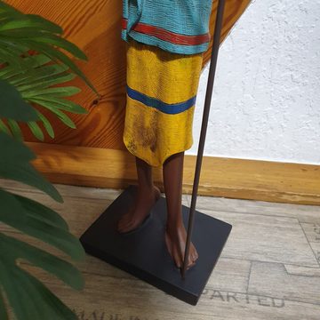 Aspinaworld Dekofigur Afrikanische Mann Dekofigur mit Stab in der Hand 80 cm