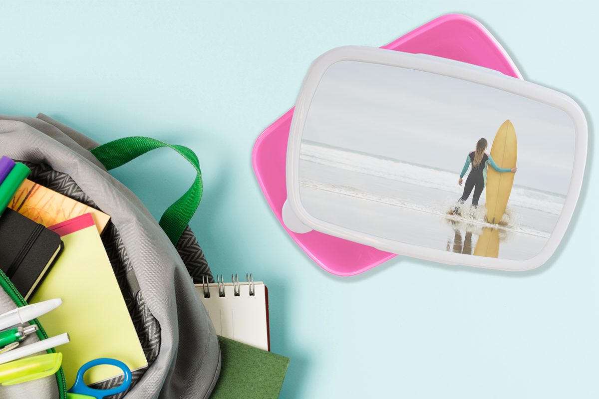 für dem (2-tlg), neben MuchoWow Surfbrett, rosa Kunststoff Erwachsene, Brotbox Weibliche steht Surferin Kunststoff, Lunchbox Kinder, Mädchen, Brotdose Snackbox,