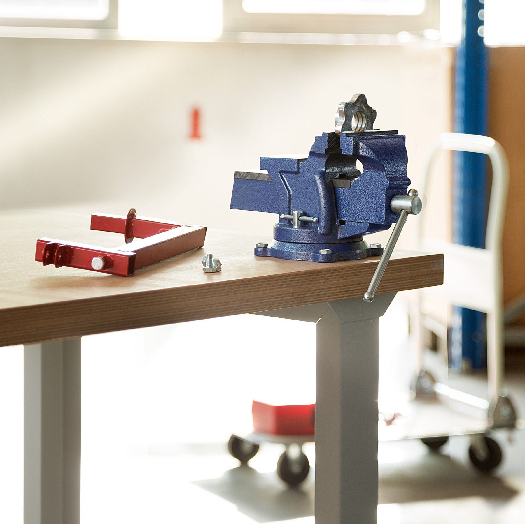 tectake Schraubstock Schraubzwinge 360° drehbar mit Amboss, aus Gusseisen