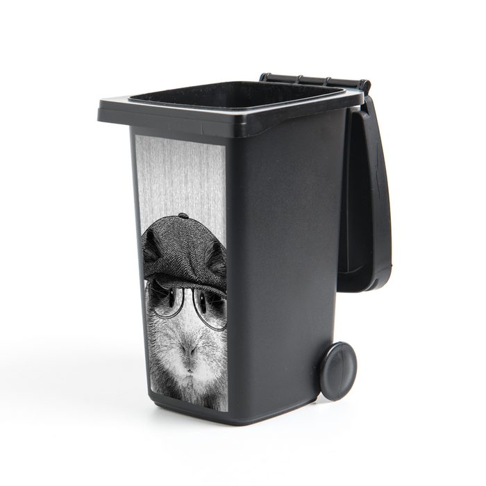 MuchoWow Wandsticker Meerschweinchen - Baskenmütze - Brille - Hipster (1 St) Mülleimer-aufkleber Mülltonne Sticker Container Abfalbehälter