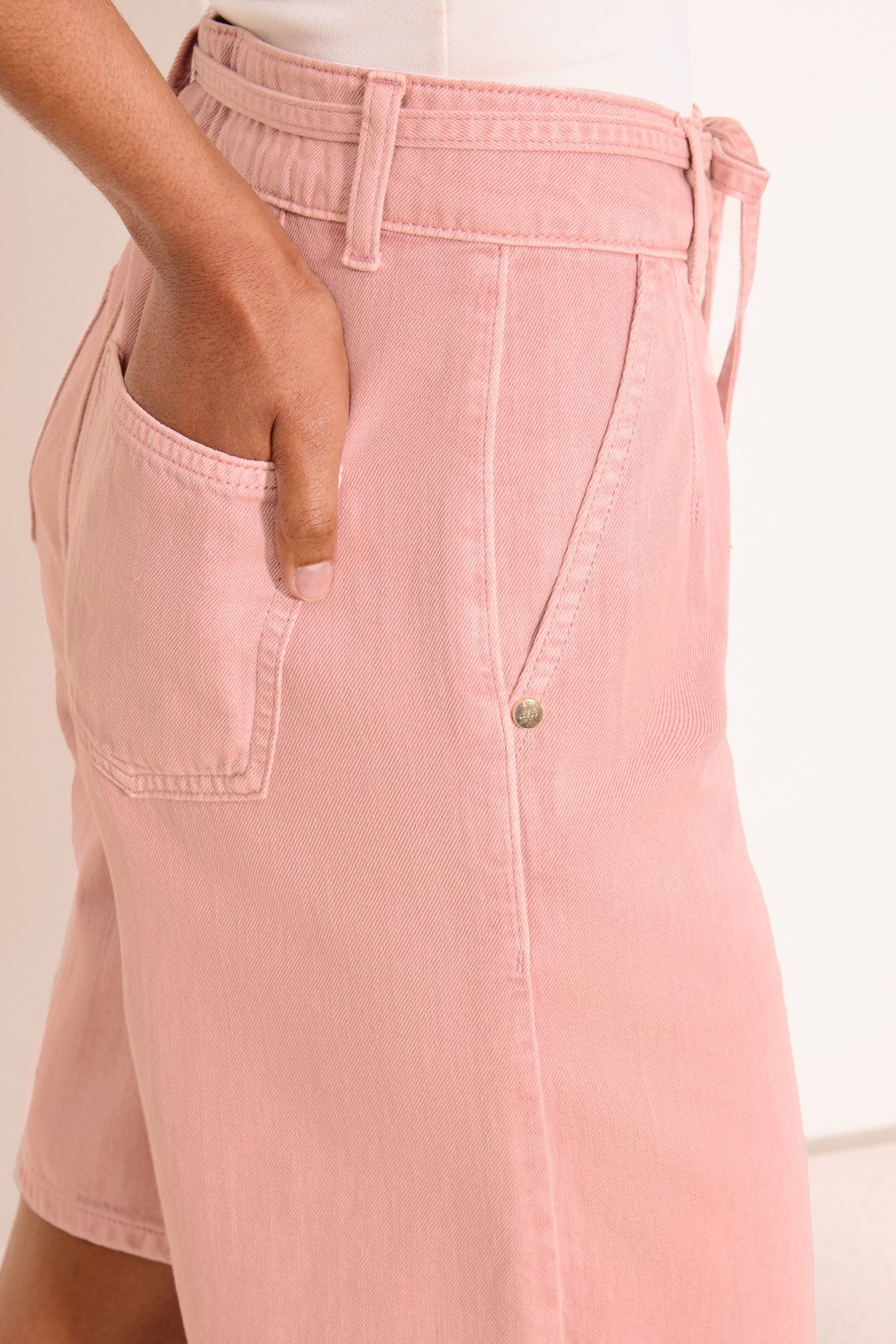 LIPSY Jeansshorts Lipsy Bermuda-Denimshorts mit Bindegürtel, Regular (1-tlg)
