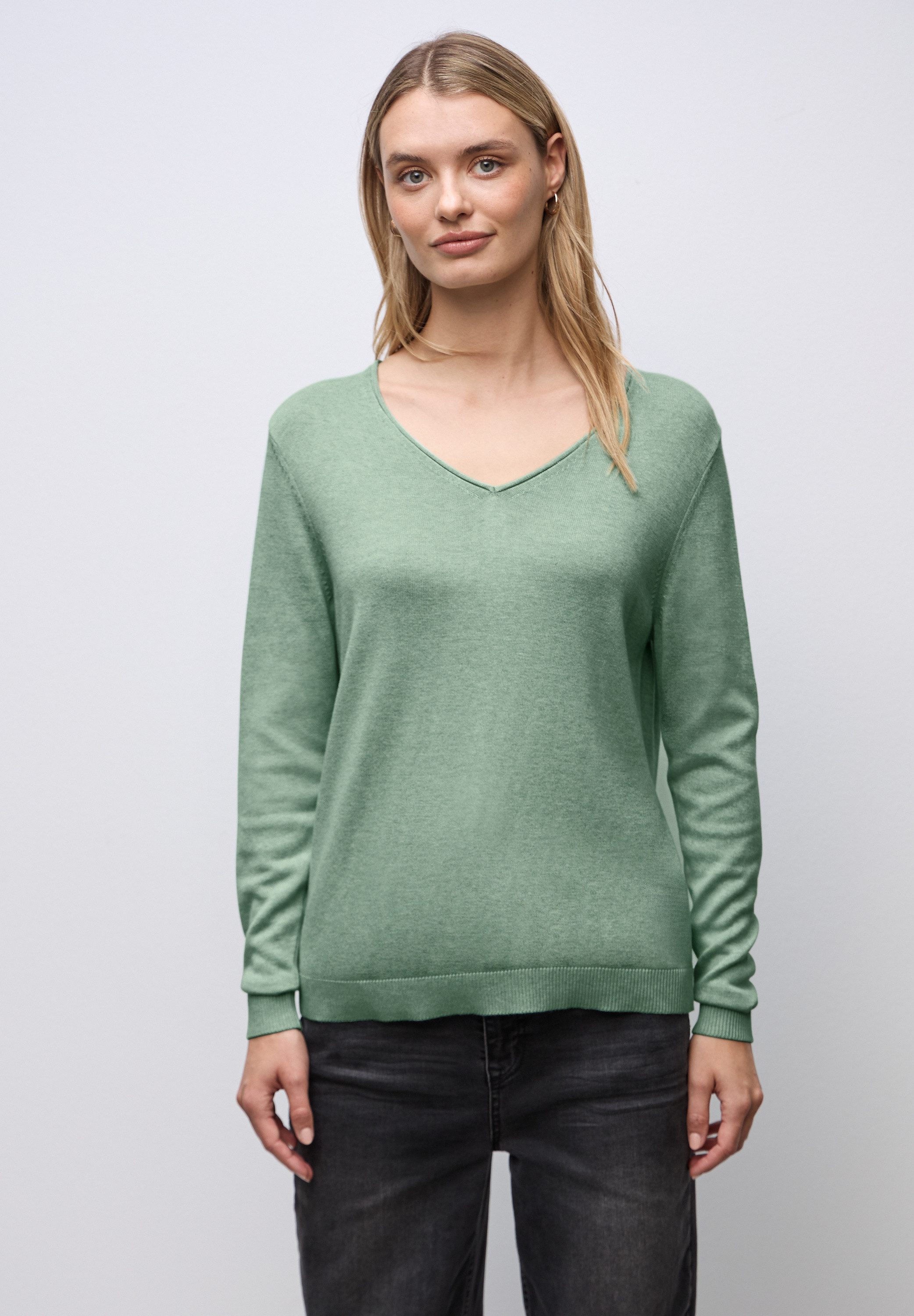 V-Ausschnitt-Pullover