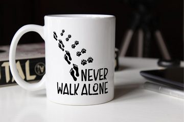 MoonWorks Tasse Kaffee-Tasse Never walk alone Hund Pfoten Hundepfoten Pfotenabdrücke Hundebesitzer MoonWorks®, Keramik