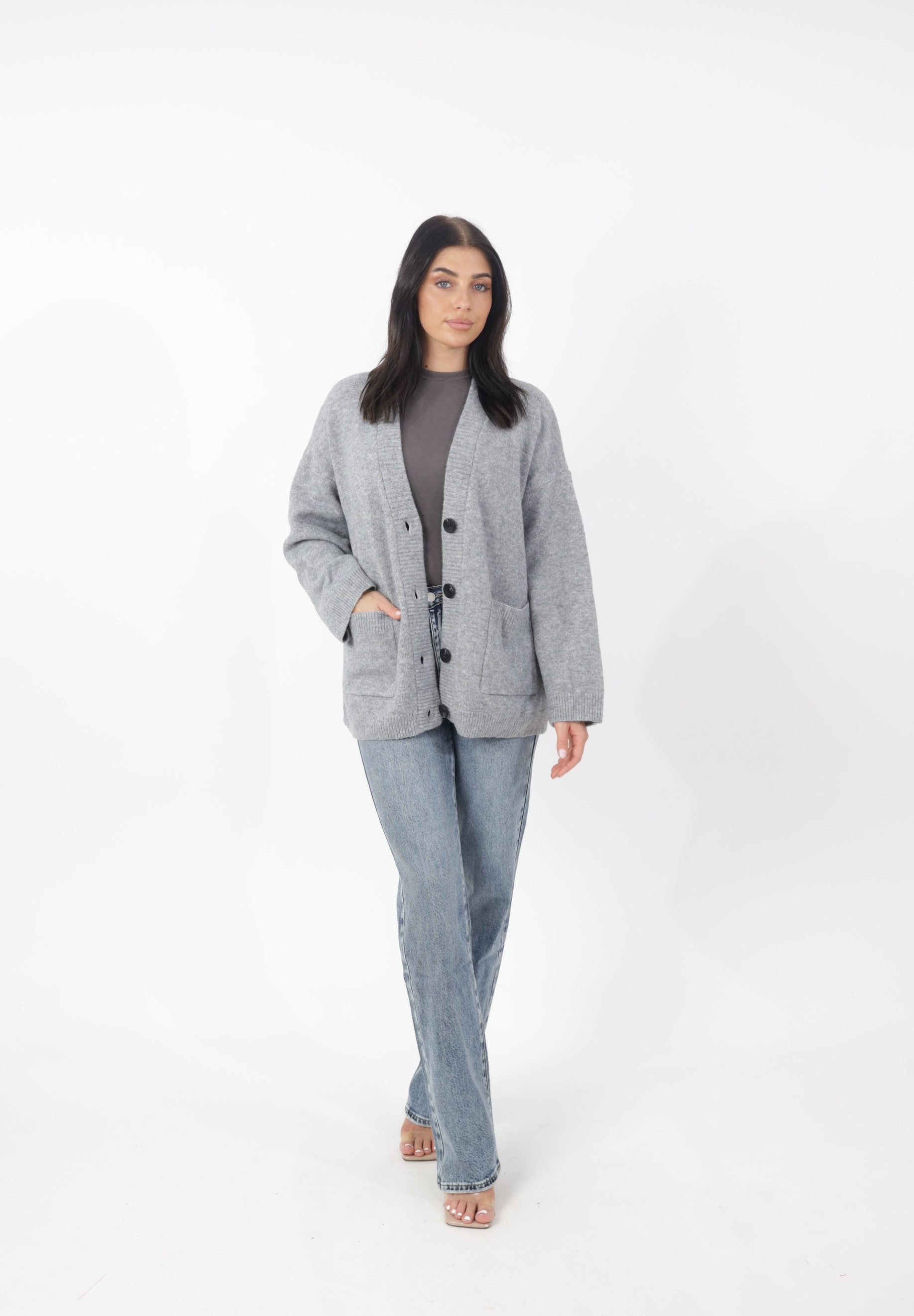 Elara Cardigan — Damen Oversize Strickjacke mit Knöpfen und Taschen