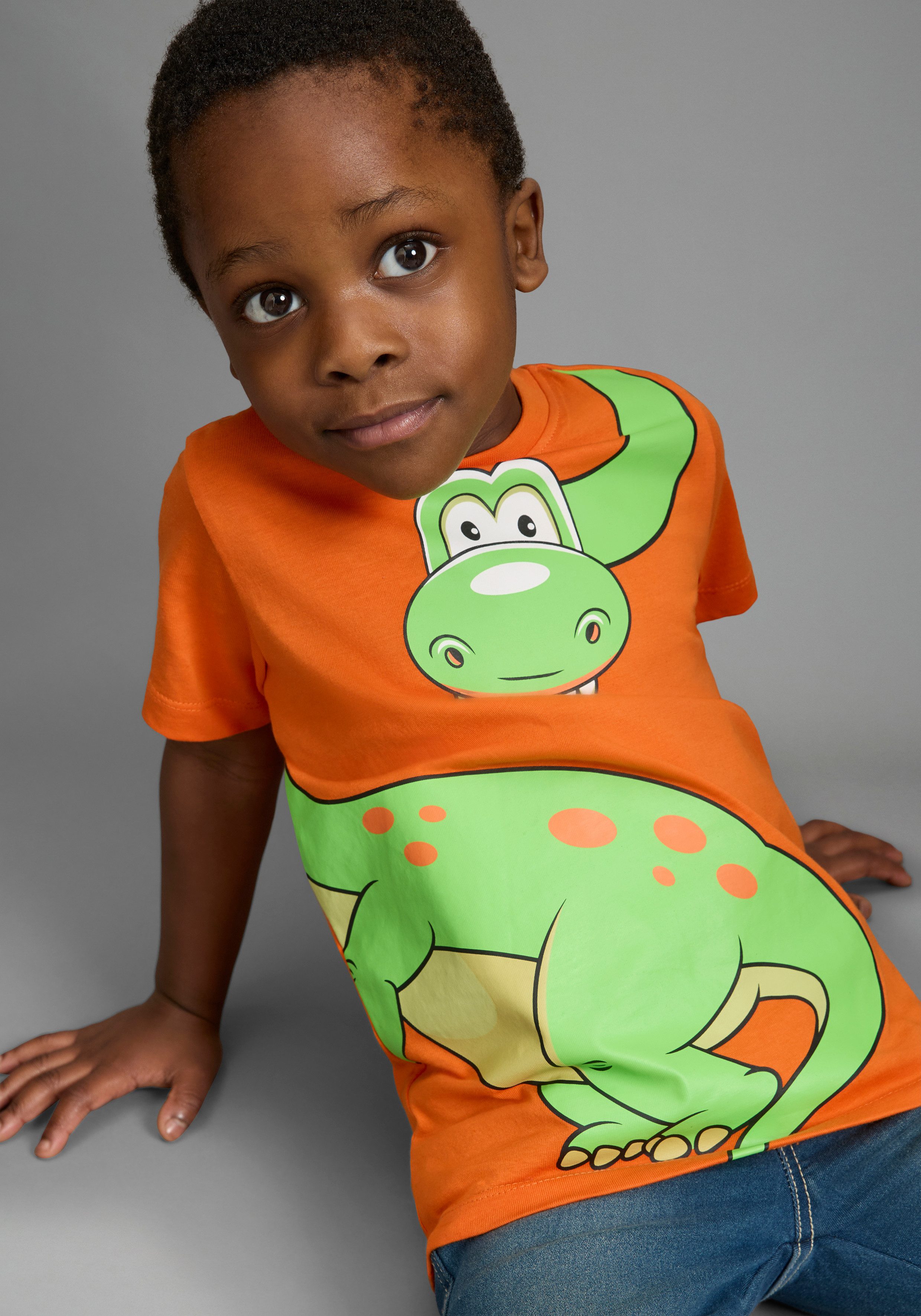 KIDSWORLD T-Shirt Mit großem Druck: GREEN DINO Kurzarm, Basic-Passform, bedruckt, Rundhalsausschnitt