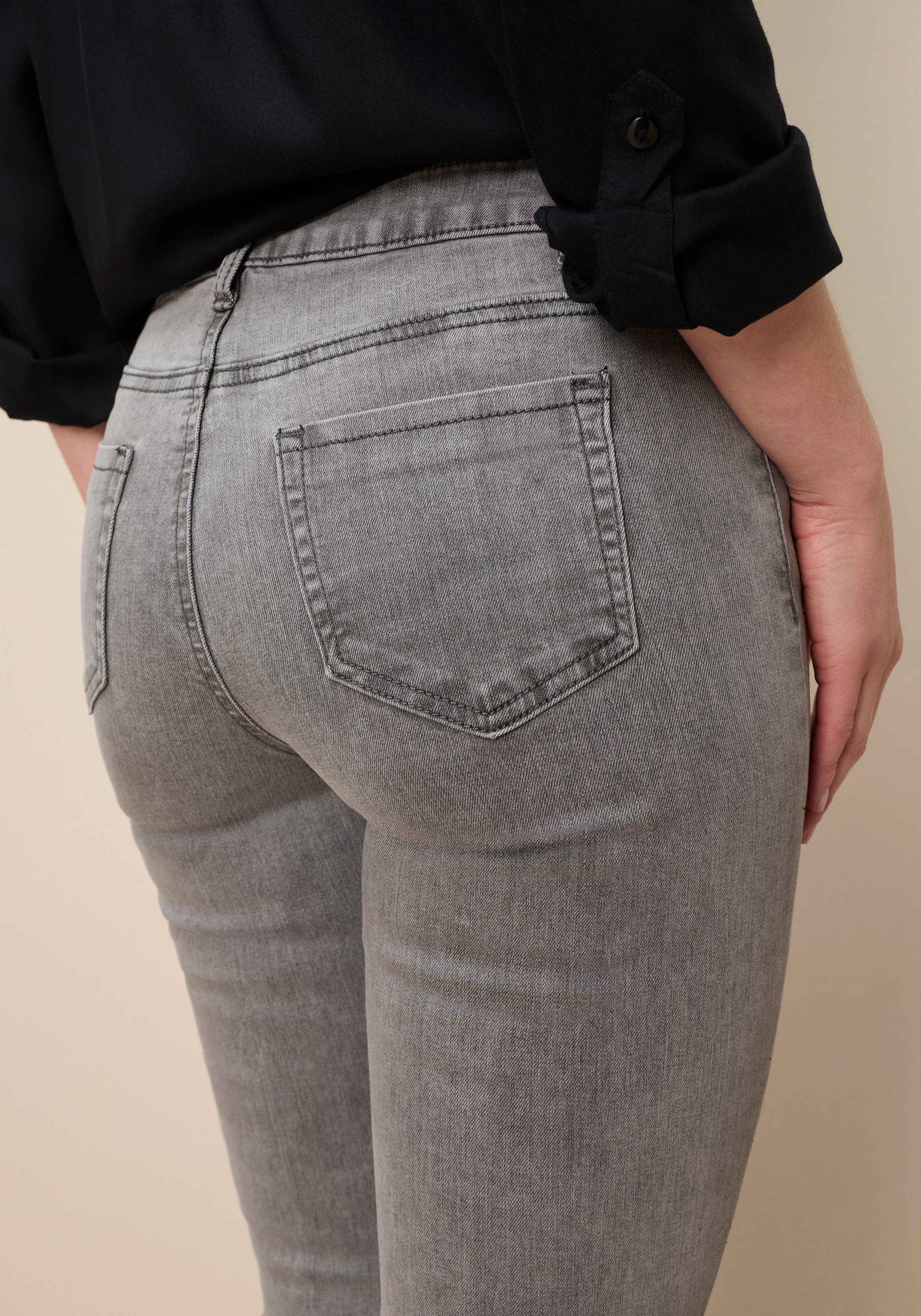 Tamaris Skinny-fit-Jeans aus bequemen Stretch-Denim schmale Beinweite, mit Gürtelschlaufenbund, mit Metallreißverschluss