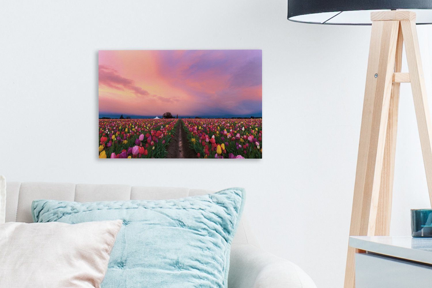 OneMillionCanvasses® Leinwandbild Sonnenuntergang auf 30x20 dem St), (1 Leinwandbilder, Wandbild Aufhängefertig, cm Wanddeko, Tulpenfeld