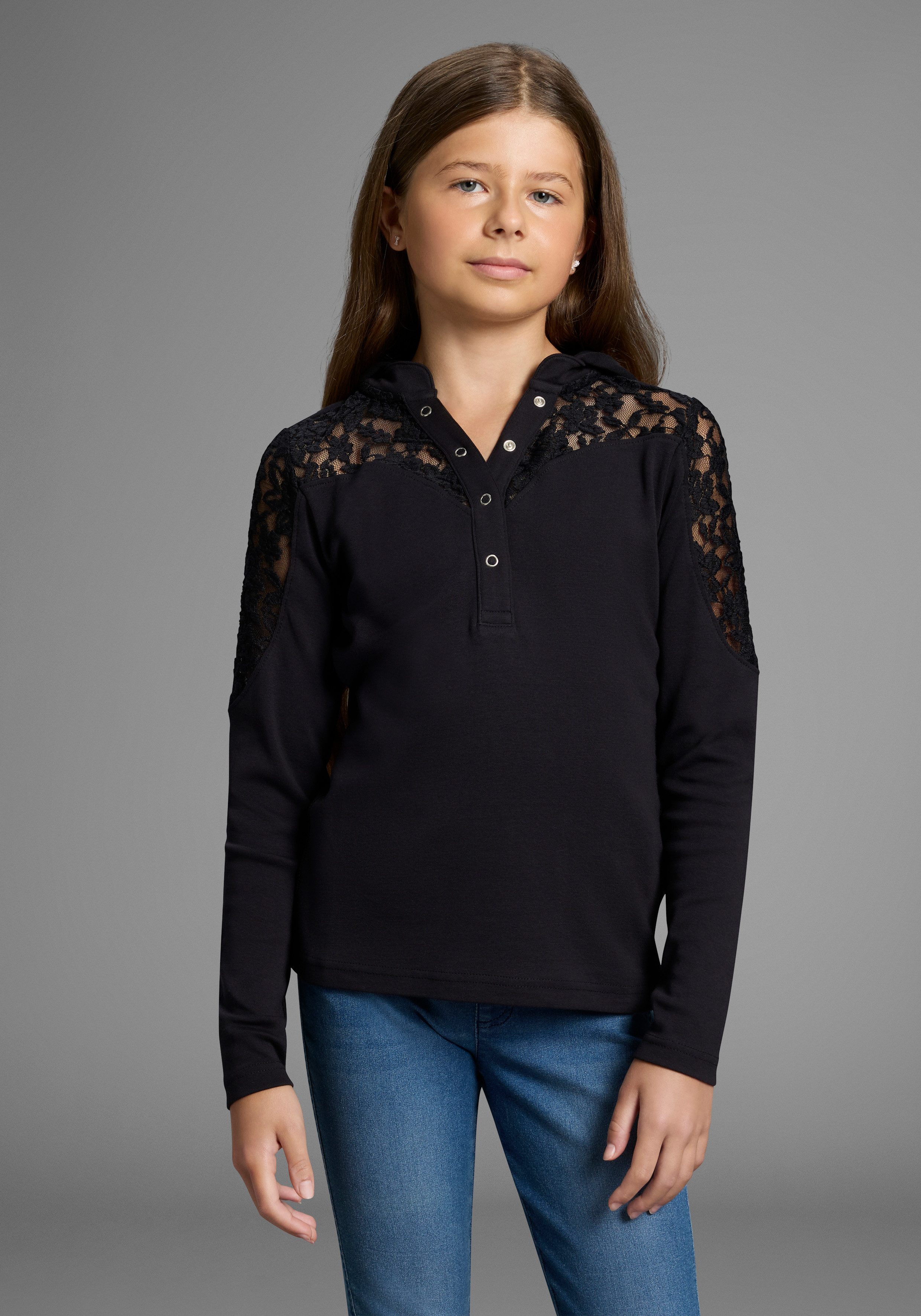KIDSWORLD Kapuzenshirt Shirt mit Spitzeneinsatz für Mädchen Trendiges Shirt mit Spitzeneinsatz