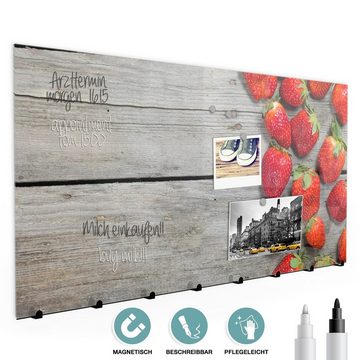 Primedeco Garderobenpaneel Magnetwand und Memoboard aus Glas Erdbeeren auf Holz