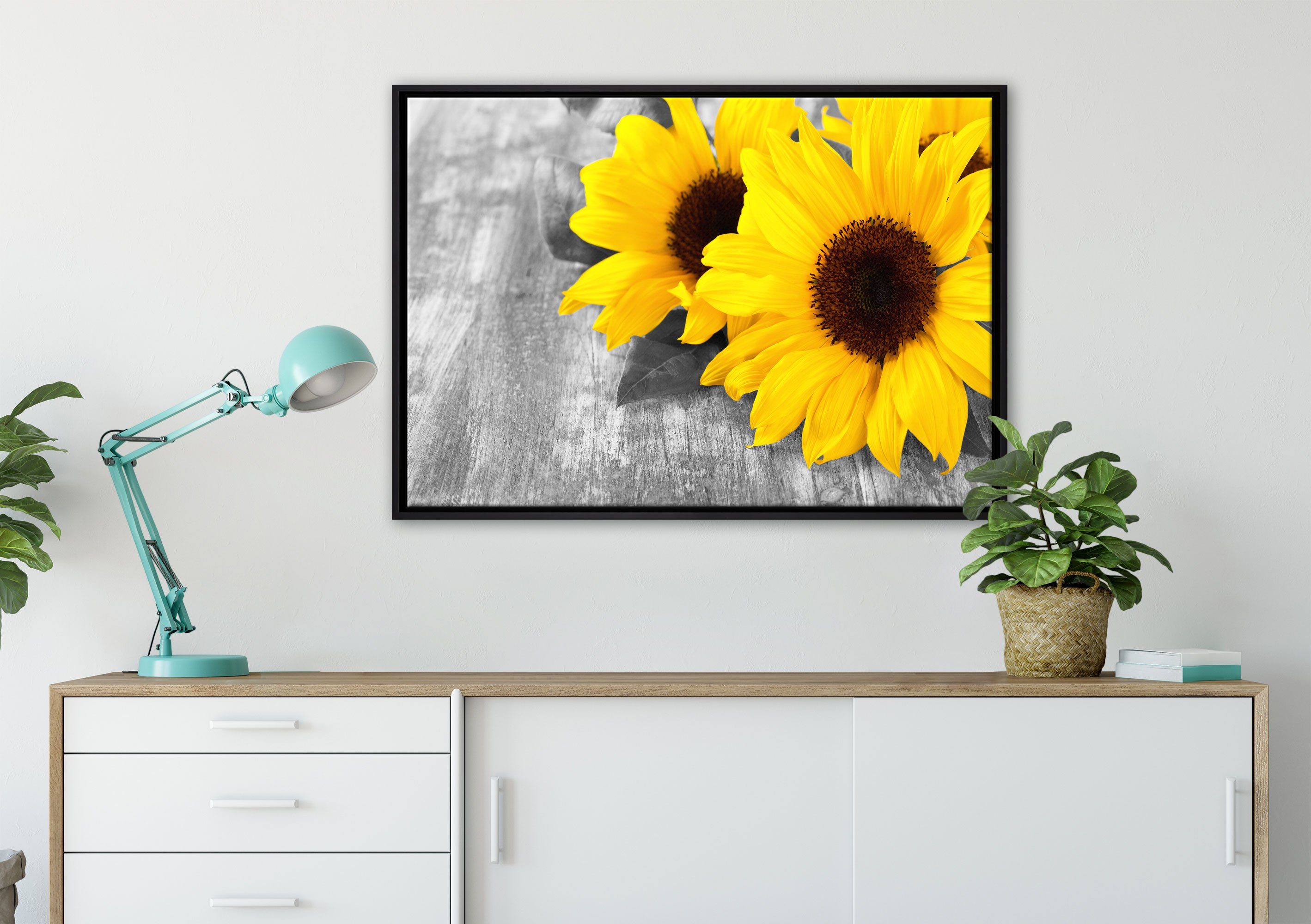 in Schattenfugen-Bilderrahmen Pixxprint Wanddekoration auf bespannt, Holztisch, St), inkl. (1 Leinwandbild fertig schöne gefasst, einem Sonnenblumen Zackenaufhänger Leinwandbild