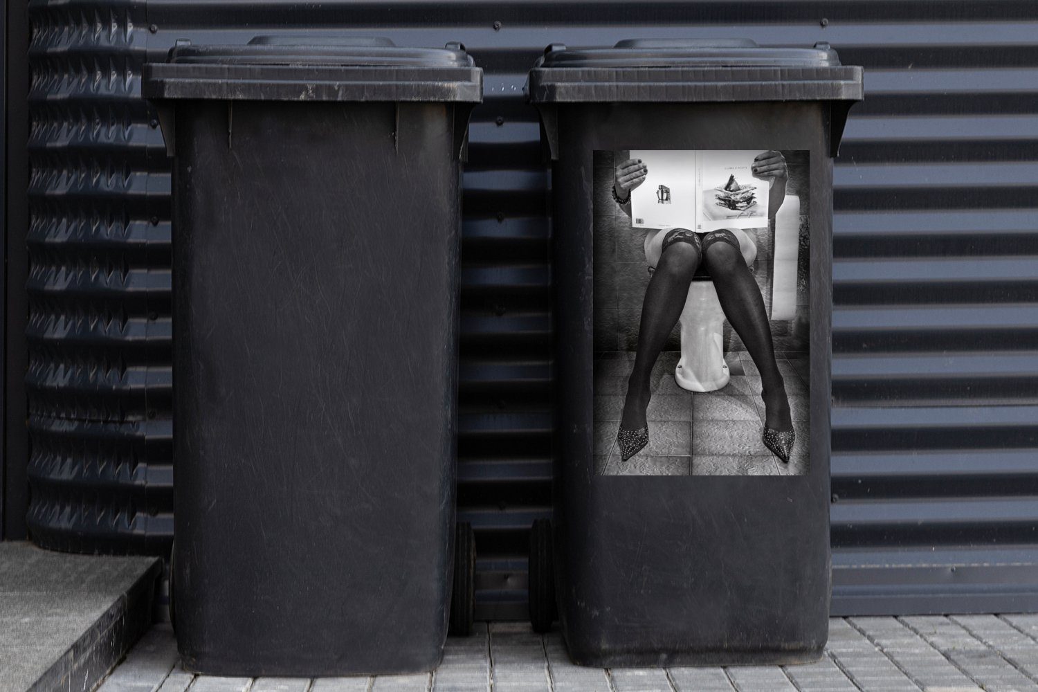MuchoWow Wandsticker Toilette - Frau (1 Sticker, - Mülltonne, Mülleimer-aufkleber, Schwarz - St), Weiß - Abfalbehälter Buch Container