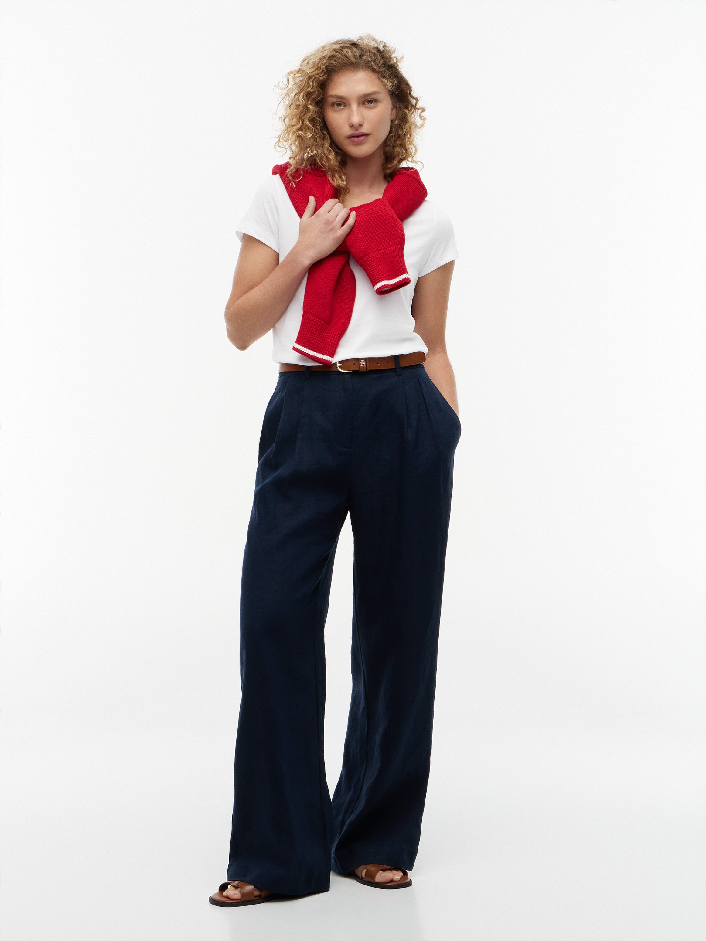 Tommy Hilfiger T-Shirt HERITAGE V-NK TEE mit Tommy Hilfiger Logo-Flag auf der Brust – Bild 5 von 5