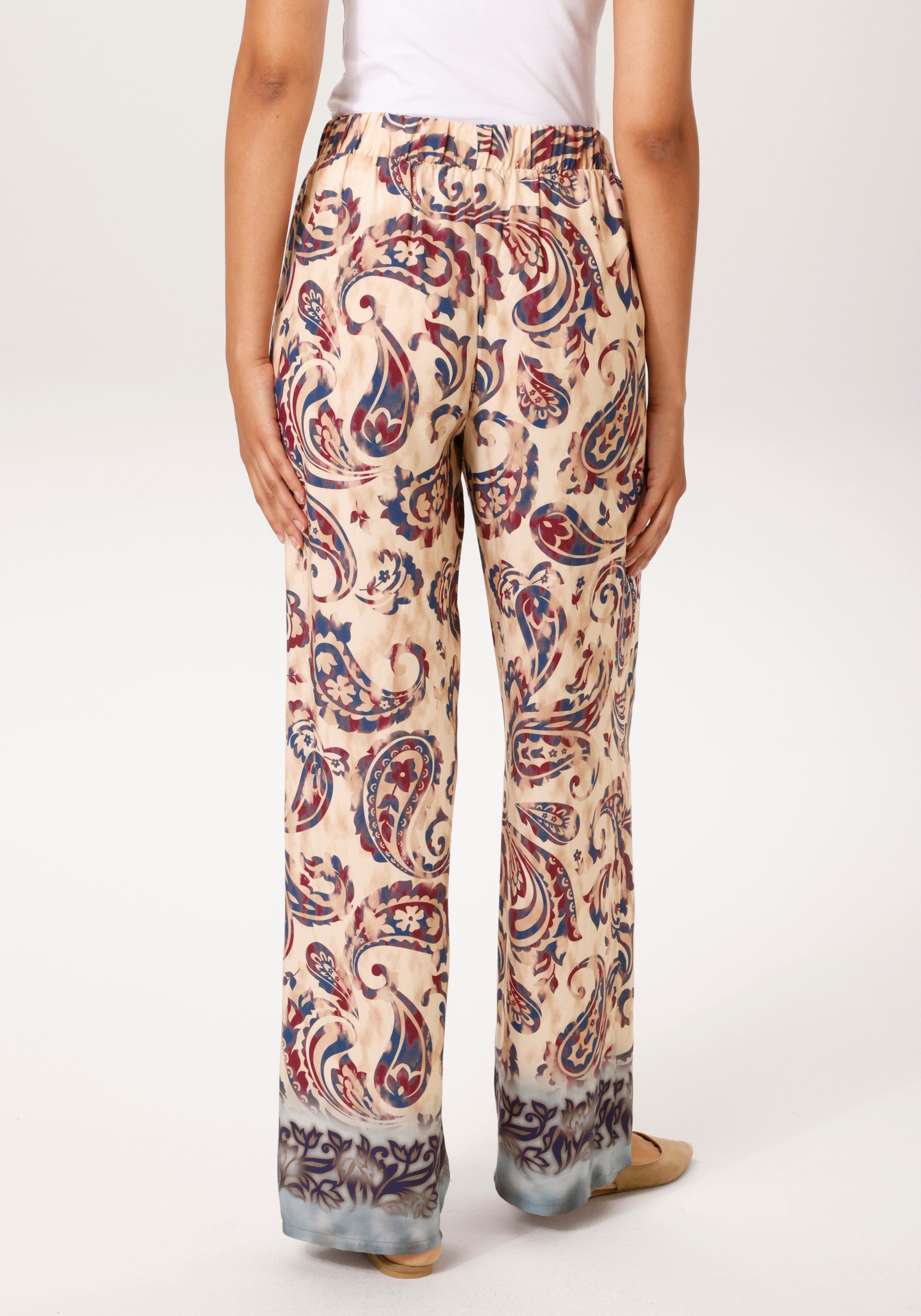 Aniston CASUAL Schlupfhose mit trendigem Paisley-Druck und Bordüre am Saum