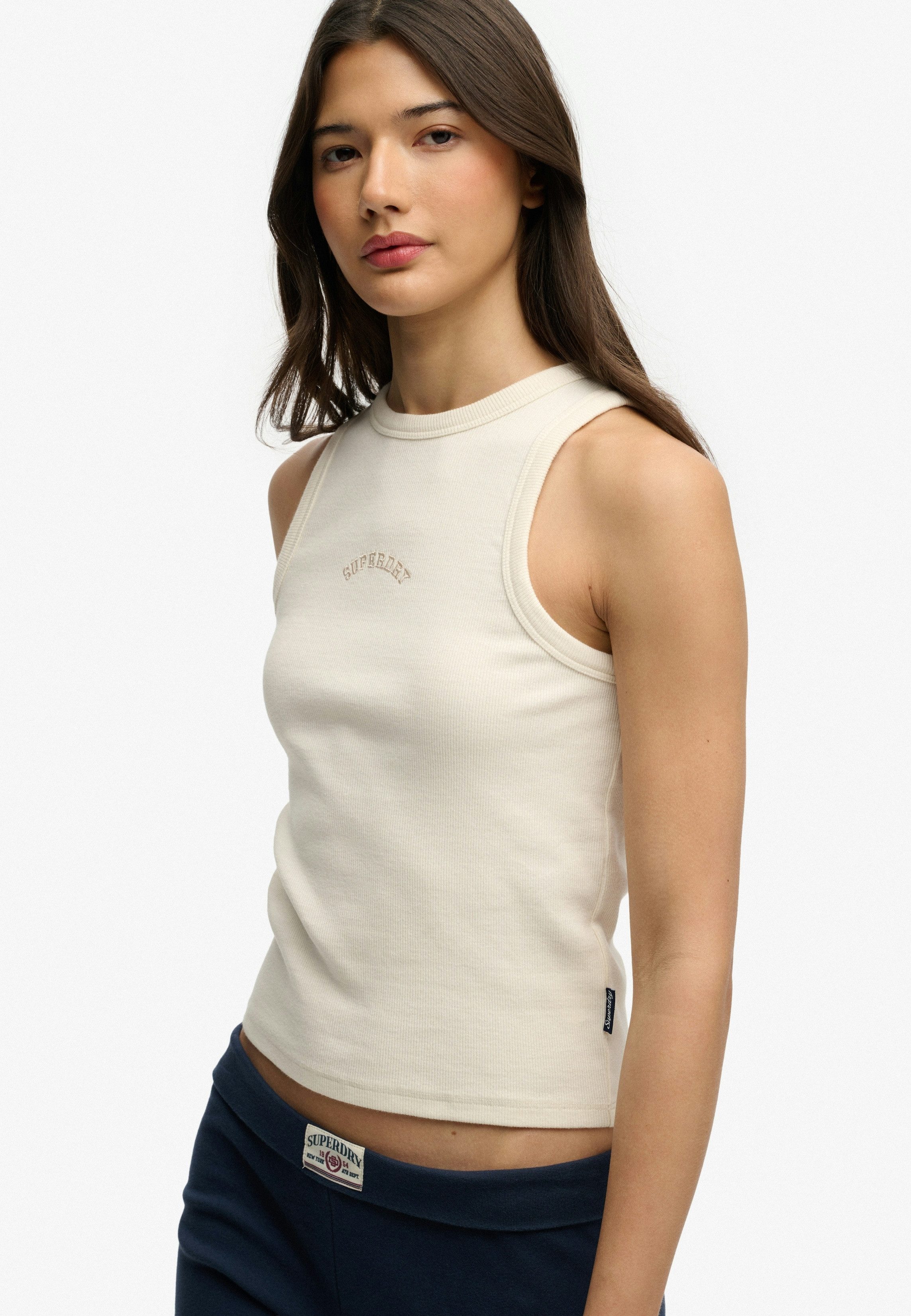 Superdry Tanktop ESSENTIAL LOGO RACER VEST aus Baumwolle, Regular Fit, mit Rundhalsausschnitt, ärmelloses Design – Bild 2 von 5