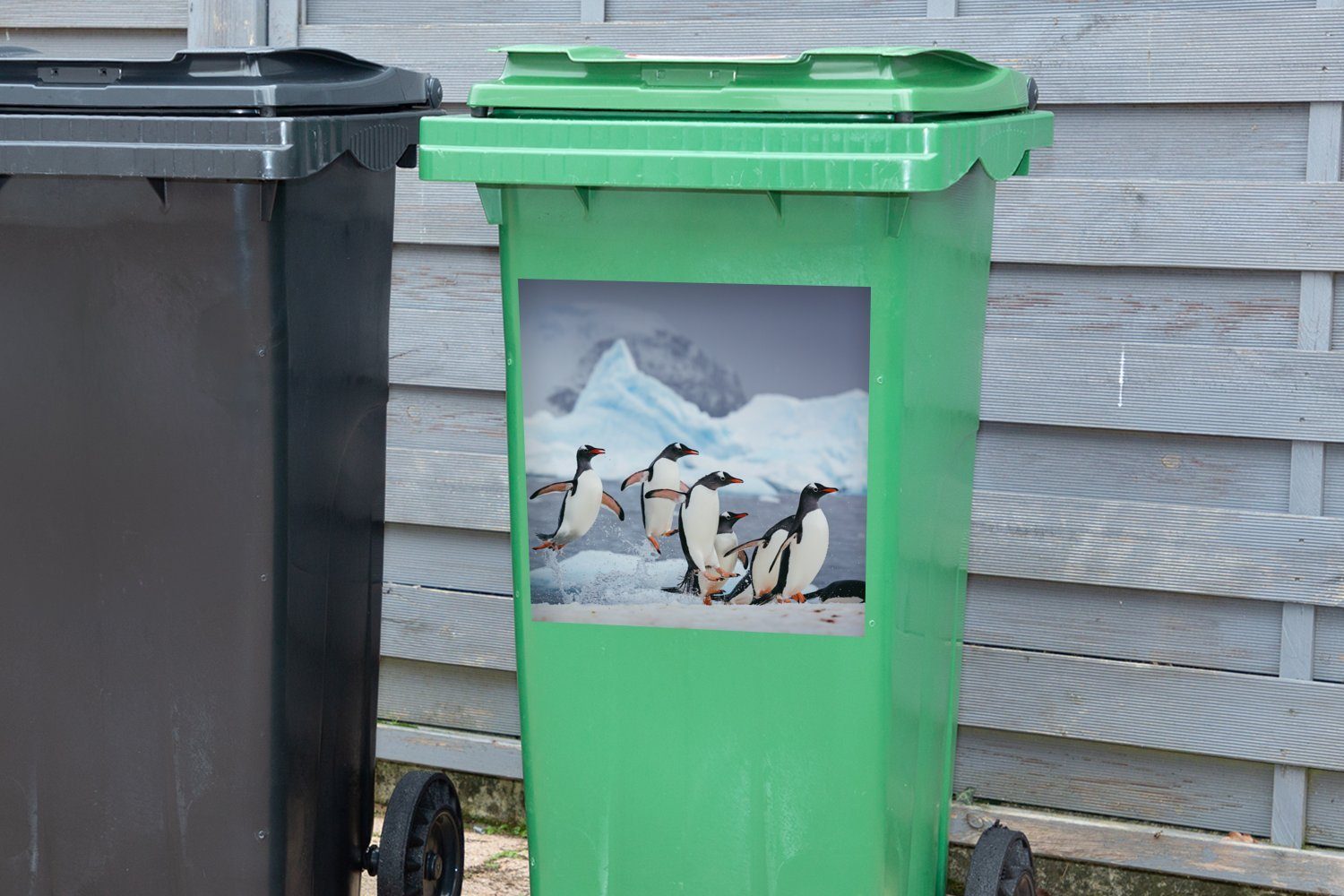 MuchoWow Wandsticker Pinguine Mülltonne, Abfalbehälter Container, Wasser dem Sticker, Mülleimer-aufkleber, aus springen St), (1