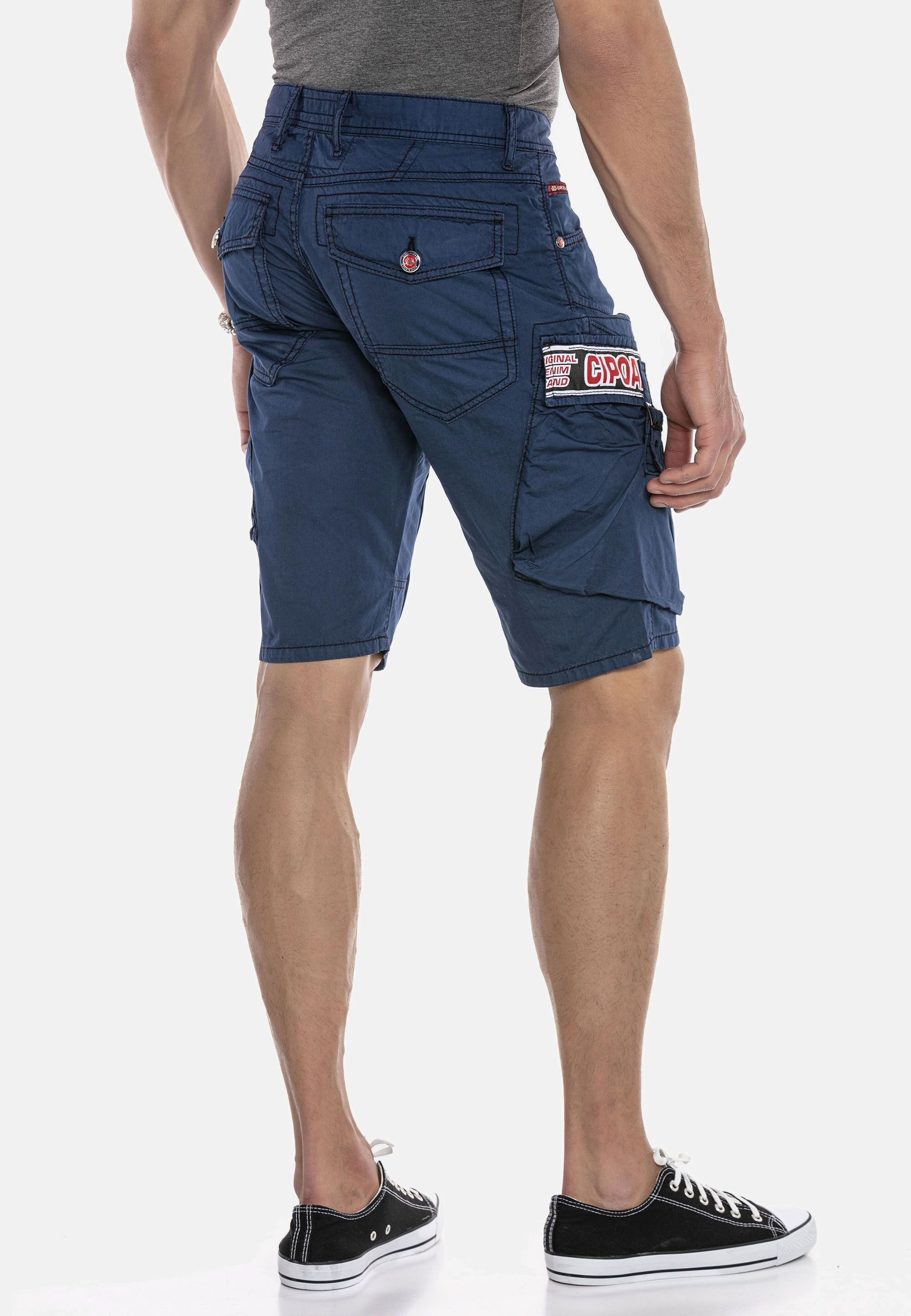 Cipo & Baxx Jeansbermudas Capri-Shorts mit angesagtem Label-Patch auf den Cargotaschen