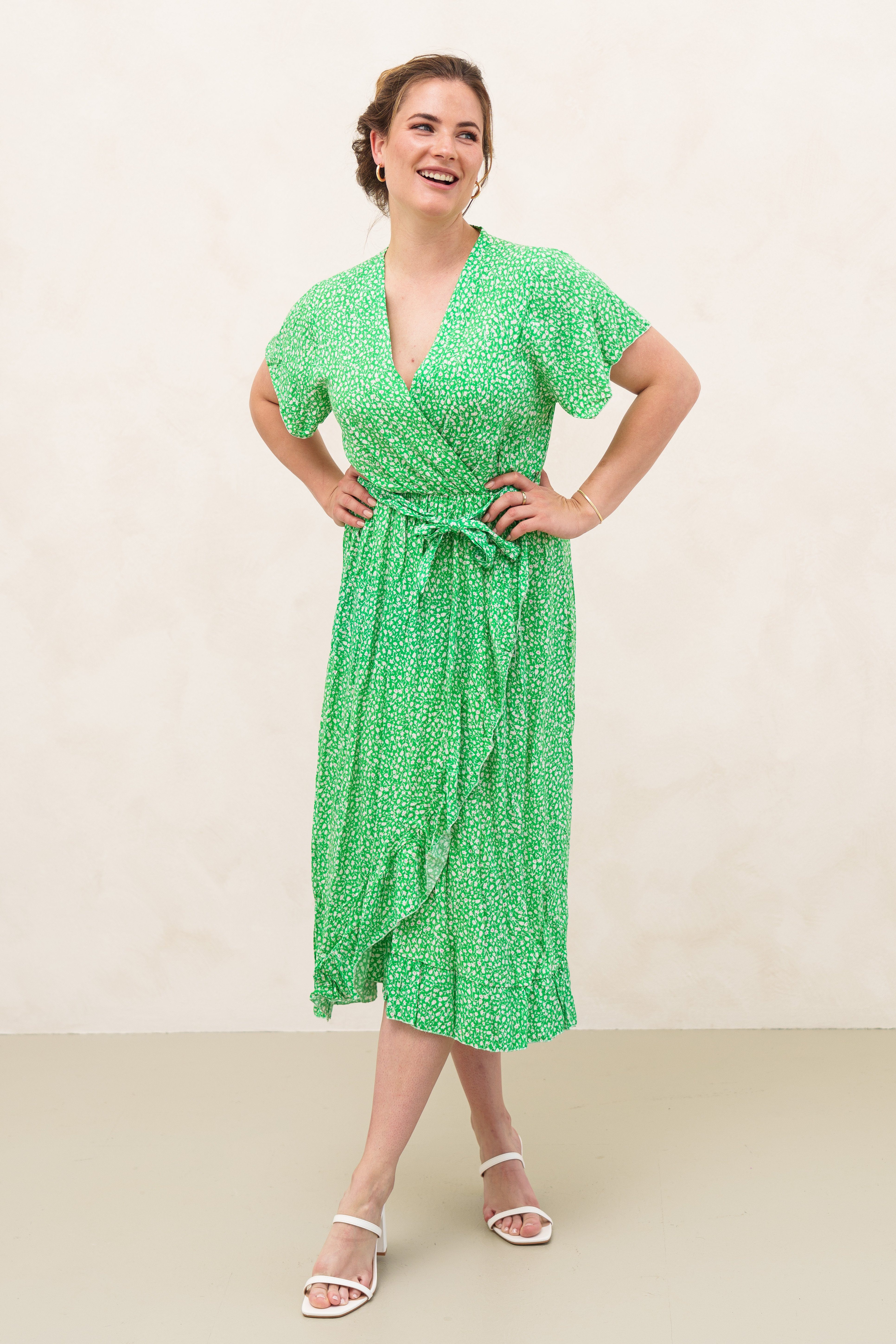 Lelü Fashion Sommerkleid Maxikleid in Wickeloptik durch einen Gürtel lässt sich das Kleid individuell taillieren