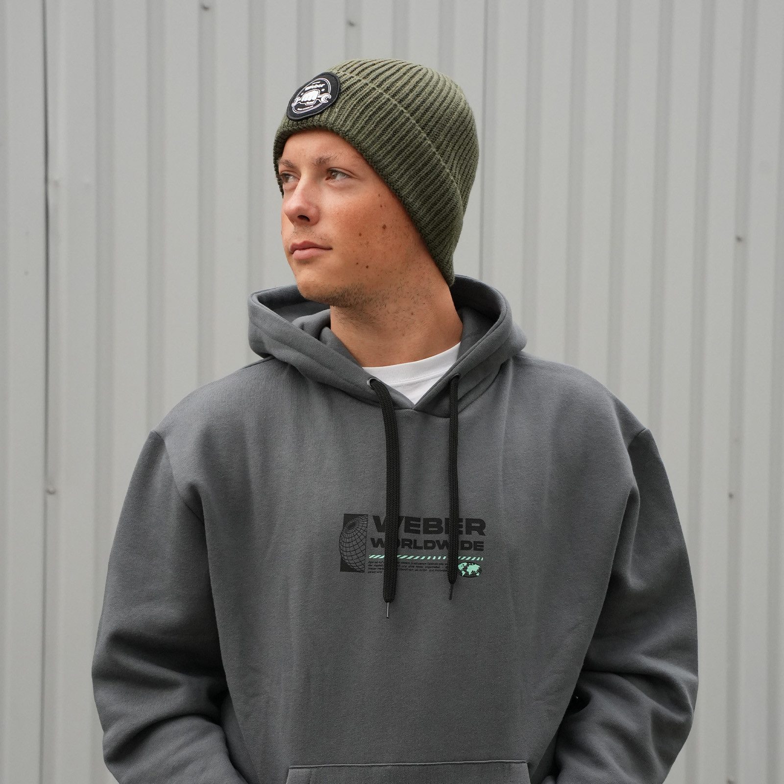 Weber GmbH Beanie Weber #Werkeholics Beanie grün (1-St) mit Logo, grün, mit breitem Umschlag