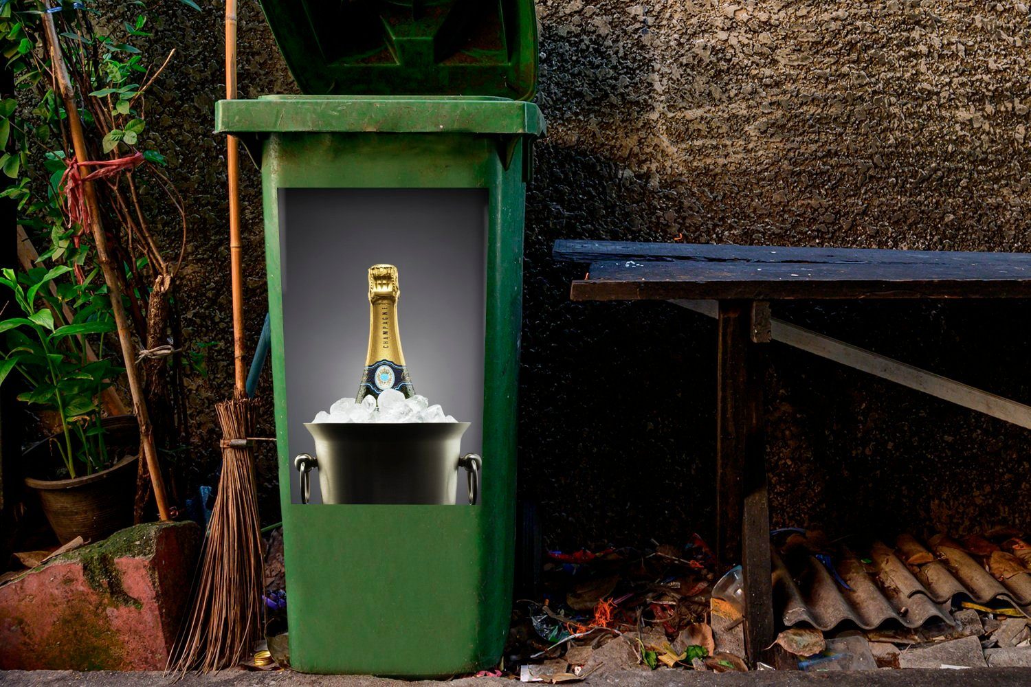 MuchoWow Wandsticker Abfalbehälter Eiskübel Mülleimer-aufkleber, Mülltonne, Champagnerflasche im (1 St), Sticker, Container