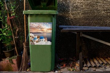 MuchoWow Wandsticker Sonnenaufgang über dem Wasser in Oia Griechenland (1 St), Mülleimer-aufkleber, Mülltonne, Sticker, Container, Abfalbehälter