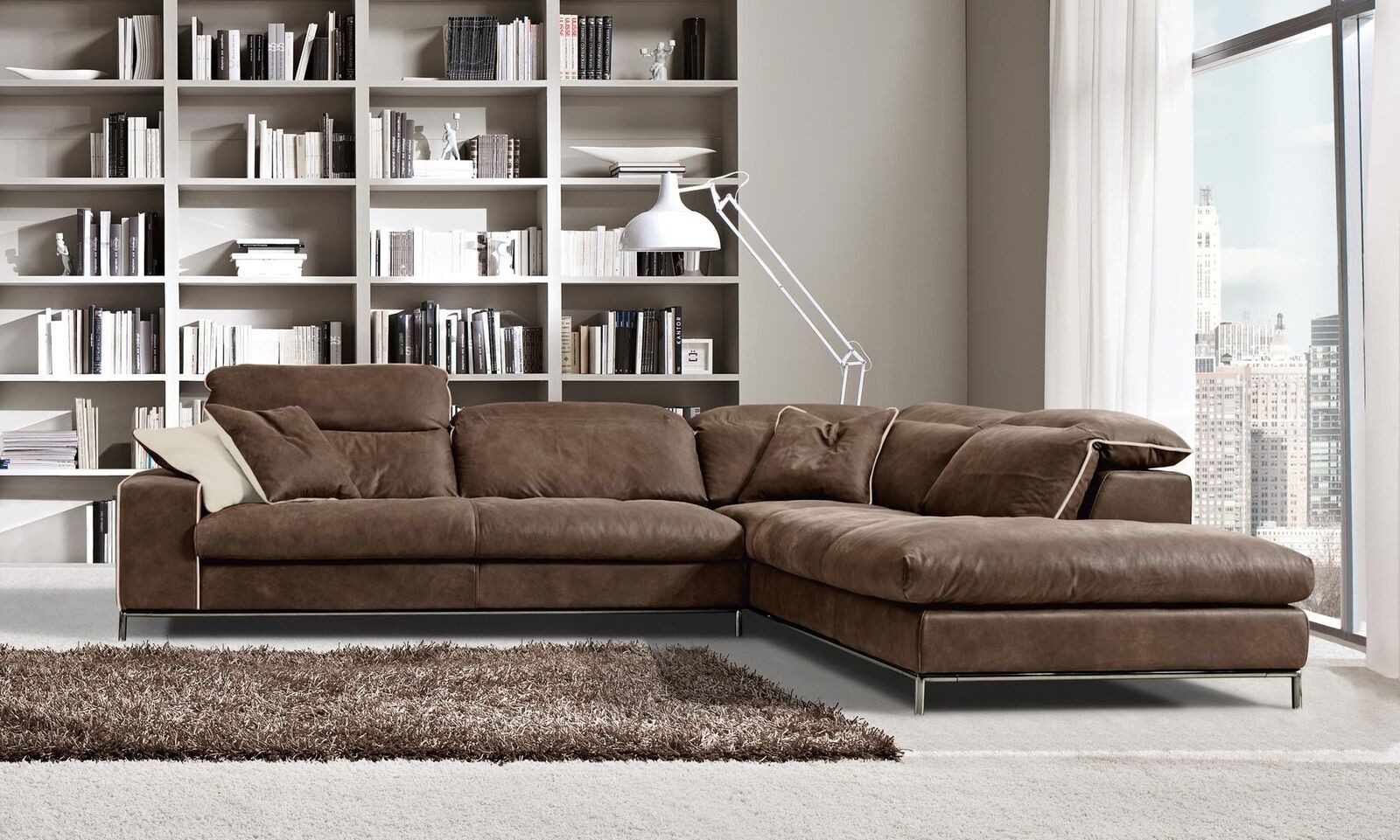 Xlmoebel Ecksofa Ecksofa Prianera aus braunem Leder mit Holzdetails, Ecksofa, Hergestellt in Europa