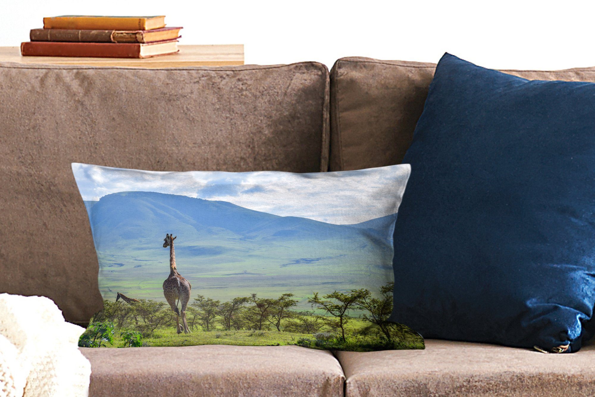Giraffen mit Dekoration, Dekokissen MuchoWow Wohzimmer Bäumen Füllung, zwischen Dekokissen im Schlafzimmer Zierkissen, den Ngorongoro-Krater,