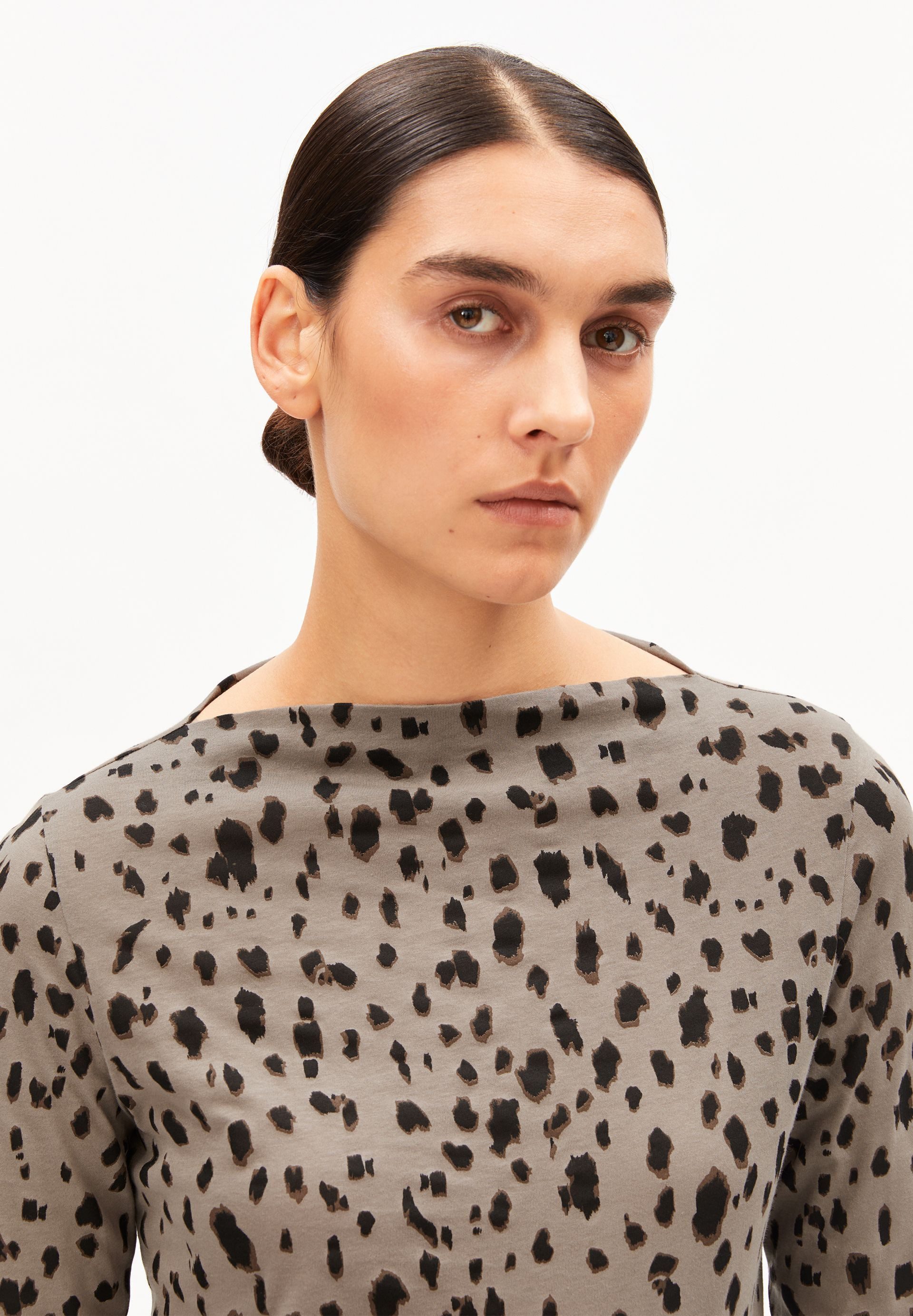 Armedangels Longsleeve LEO Longsleeve aus Bio-Baumwolle mit Leo-Print Slim Fit