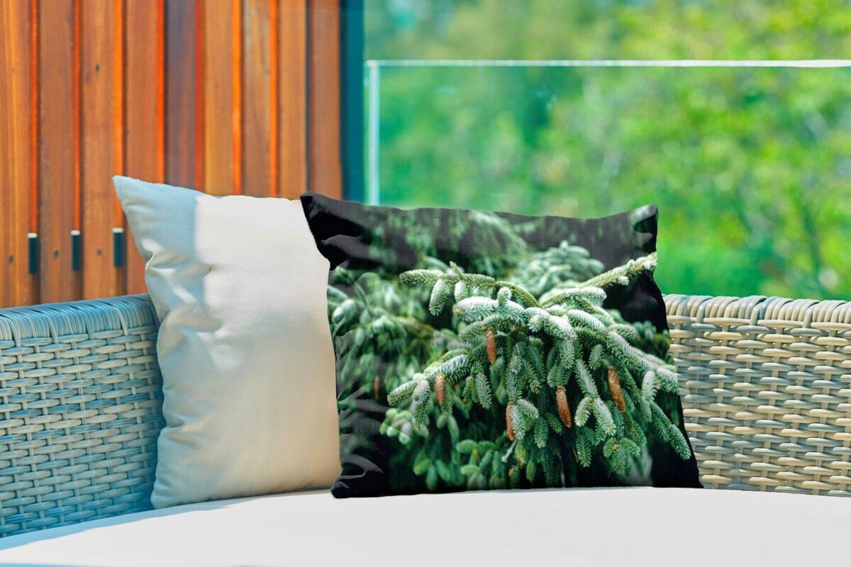 Kissenhülle den, Outdoor-Dekorationskissen, Nahaufnahme MuchoWow in Weihnachtsbaums einem in eines Polyester, Eine Dekokissen Dekokissenbezug, Wald