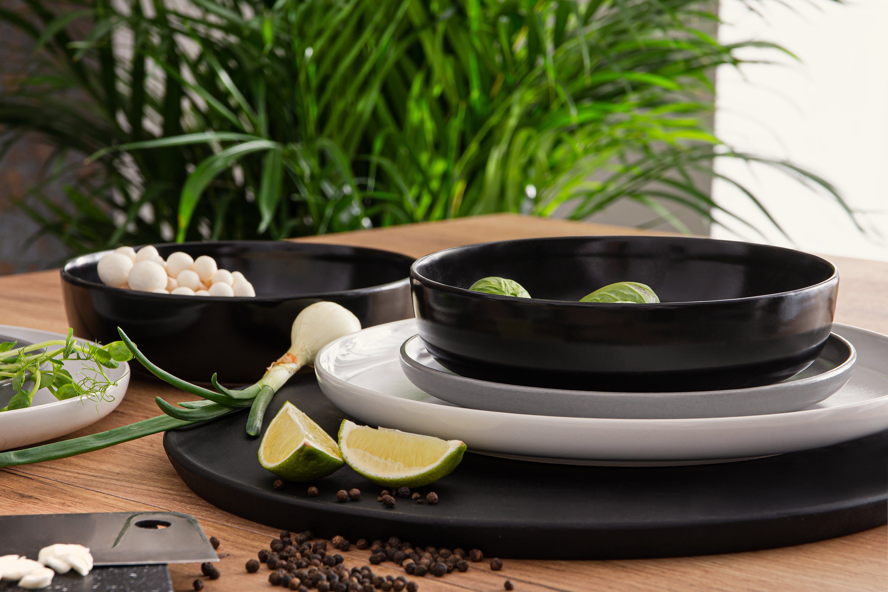 KONSIMO® Tafelservice VICTO Geschirrset hergestellt in der EU (18-tlg), 6 Personen, Steingut, dreifarbig, spülmaschinengeeignet, mikrowellengeeignet, matt