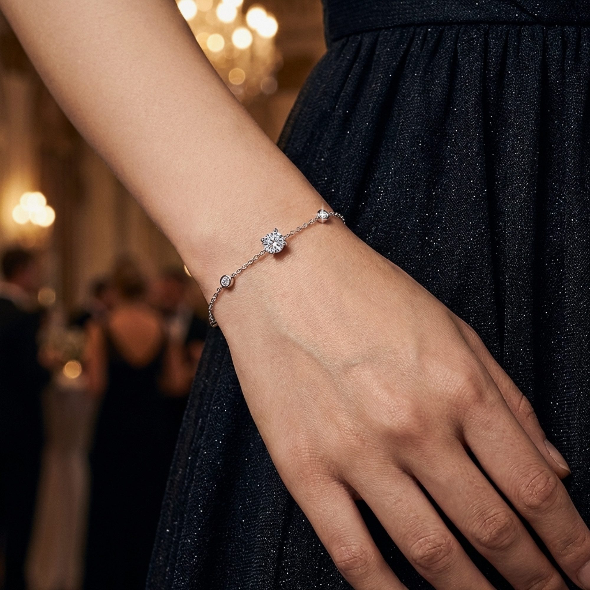 UNIQAL.de Silberarmband Damen 925 Sterling Silber mit Diamant Moissanit 1,36 Karat – SOLITAIRE (Silberarmband mit 7 Moissanit Steinen in klassischer Diamantoptik, zentraler Solitär 6,5 mm und 6 Begleitsteine, 925 Sterling Silber weißgold oder 14K gold veredelt, inkl. Luxuriöse Schmuck Geschenkbox), Moissanit VVS1 Reinheit, GRA-Zertifikat, Armkette Geschenk für Damen