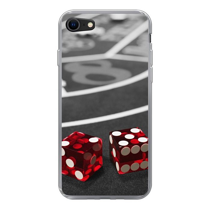 MuchoWow Handyhülle Ein Schwarz-Weiß-Foto von einem Pokertisch mit roten Würfeln Handyhülle Apple iPhone SE (2020) Smartphone-Bumper Print Handy