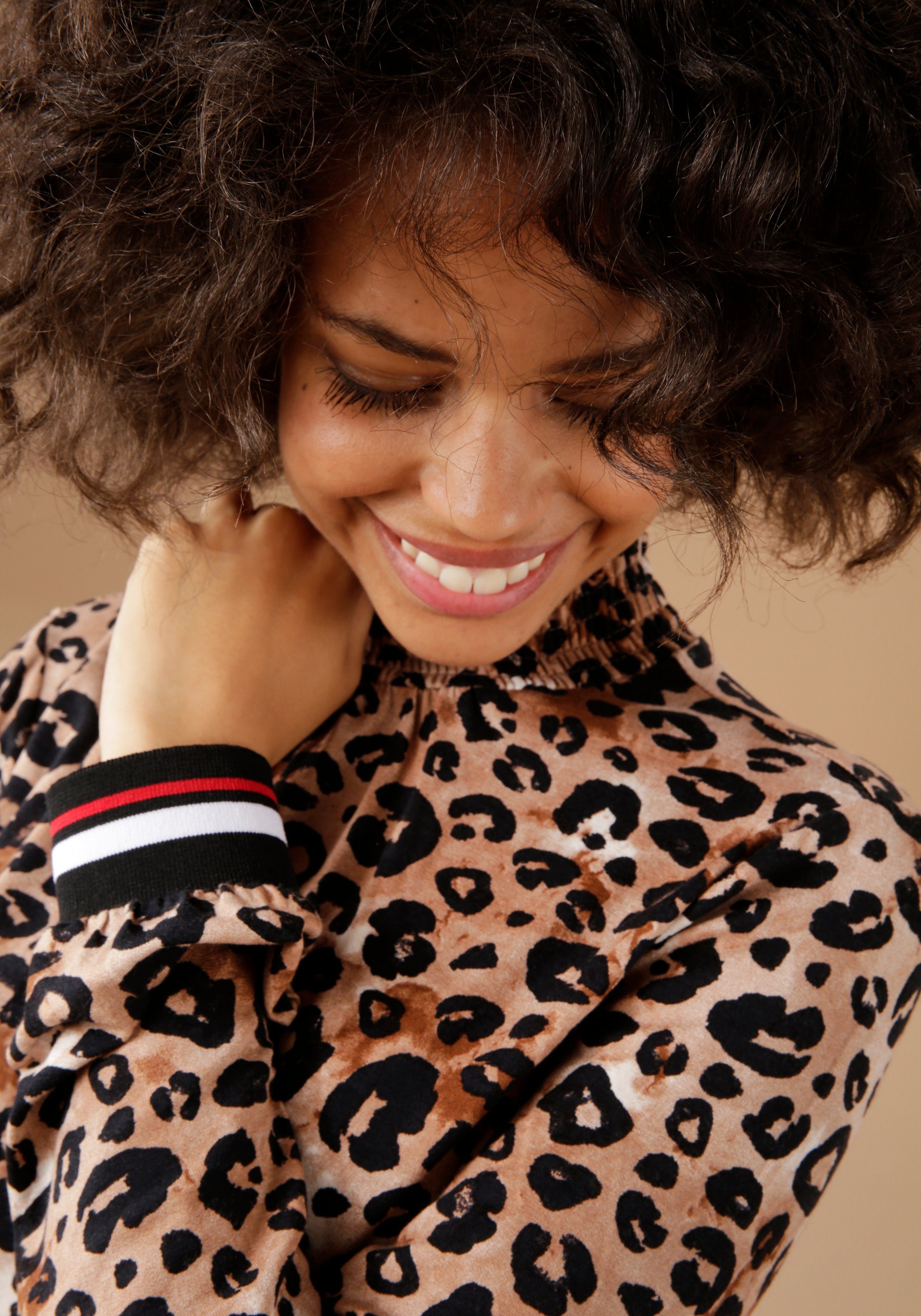 gestreiften hellbraun-braun-schwarz-sand-weiß-rot und Langarmshirt CASUAL mit Bündchen Aniston Animal-Print trendigem