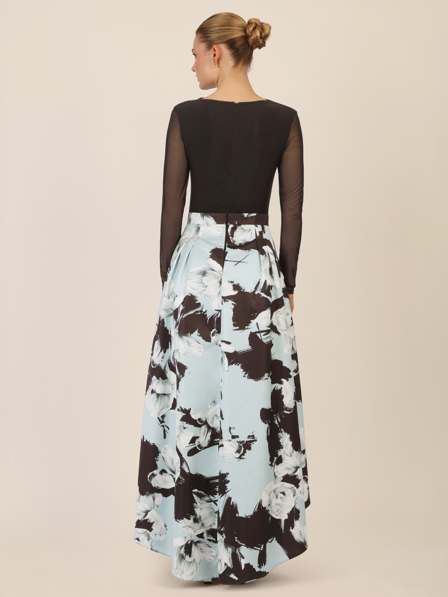 Apart Abendkleid mit Meshärmeln und floralem Rock