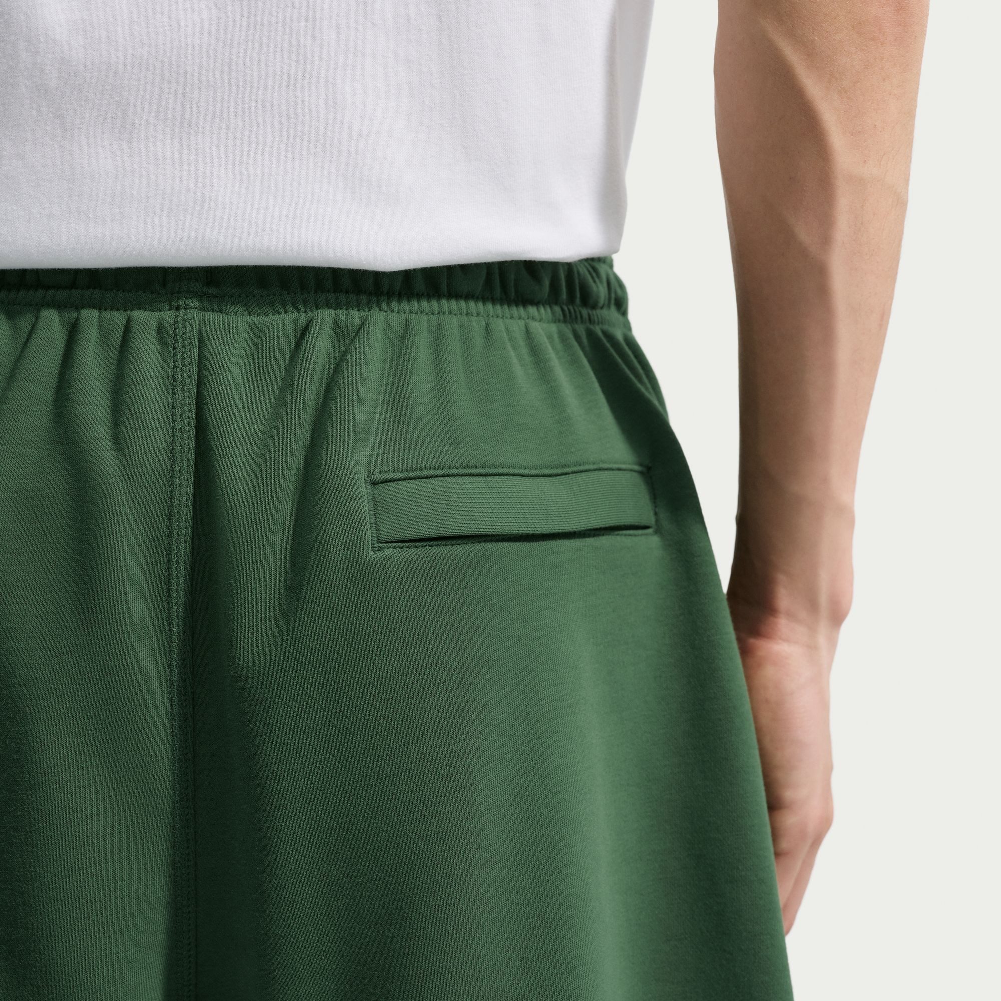 Nike Sportswear Shorts Nike Club Men's French Terry Flow Shorts mit Eingrifftaschen und Gesäßtasche, aus Baumwollmischung