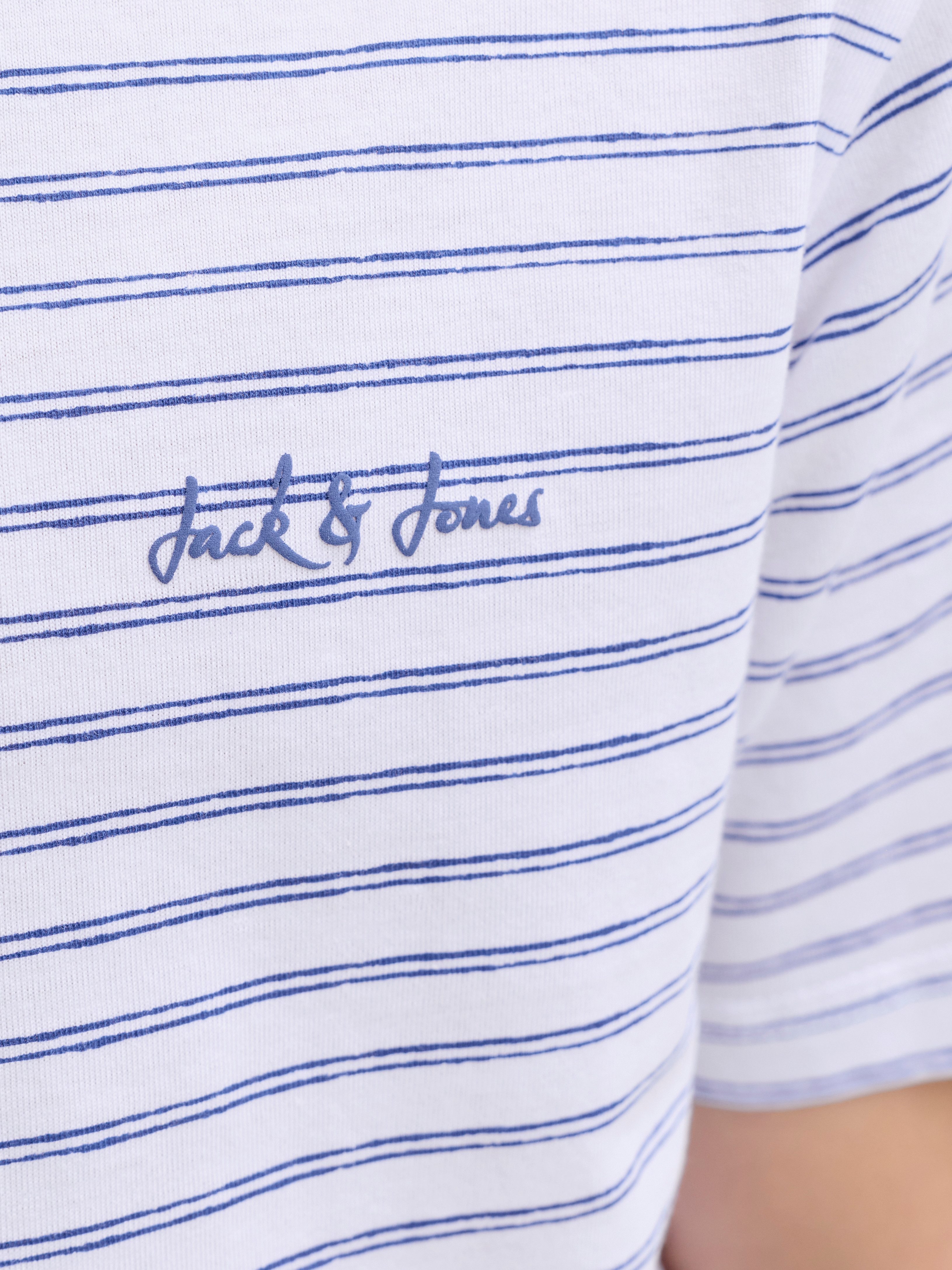 Jack & Jones Junior T-Shirt JJDEVIN DAYTONA STRIPED TEE SS CN JNR mit dezenter Logostickerei