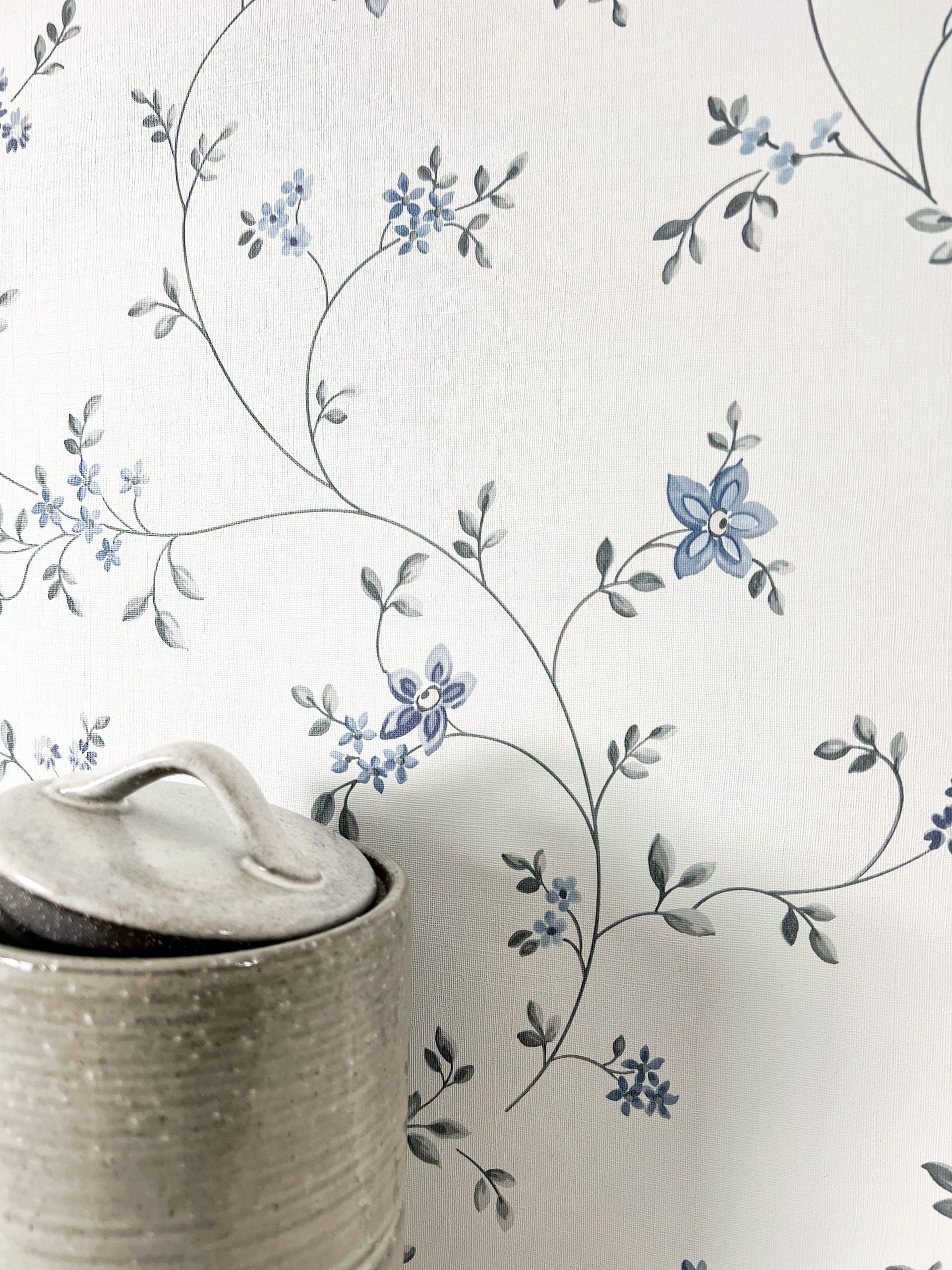 Newroom Vliestapete Florin Blue Tapete Vintage Blumen,Blätter,Blüten, Blau Tapete Floral Blumen - Vintage Blumentapete Grau Weiß Romantisch 3D Optik Blätter Blüten für Schlafzimmer Wohnzimmer Küche, Blumentapete
