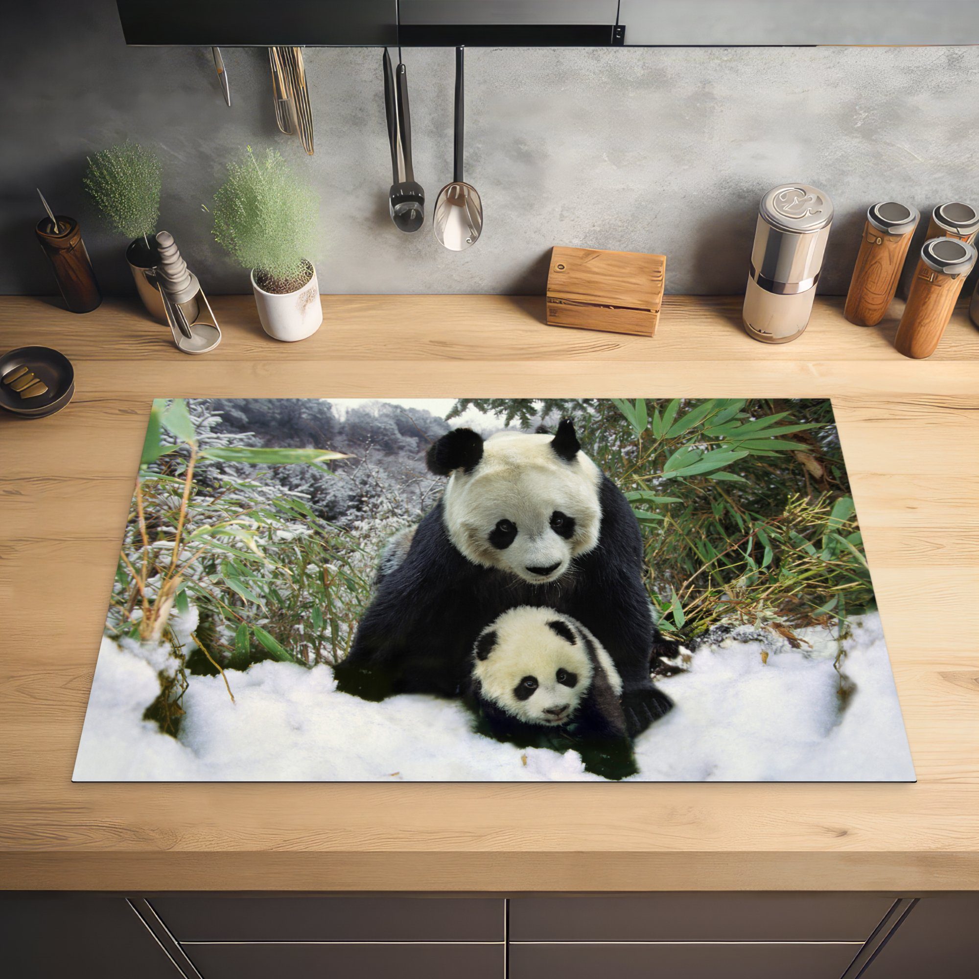 MuchoWow Herdblende-/Abdeckplatte Panda (1 81x52 cm, Vinyl, die Ceranfeldabdeckung Jungtier küche, - für Schnee, Schutz tlg), - Induktionskochfeld
