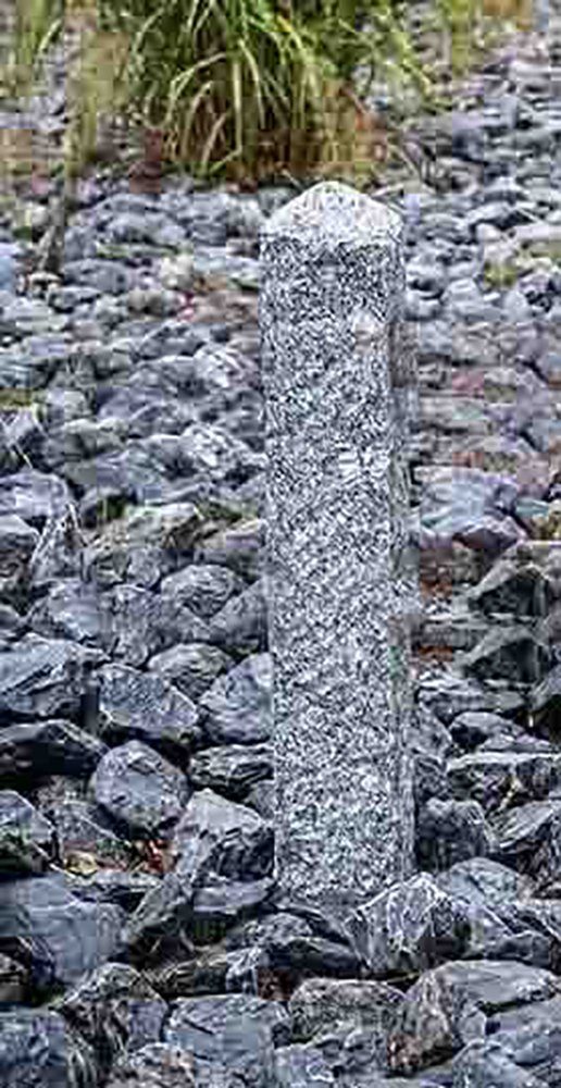 IDYL Gartenfigur IDYL Granit-Zaunpfahl ohne Bohrungen, Granit – ein Naturprodukt – sehr robust – witterungsbeständig gegen Frost, Regen und UV-Strahlung.