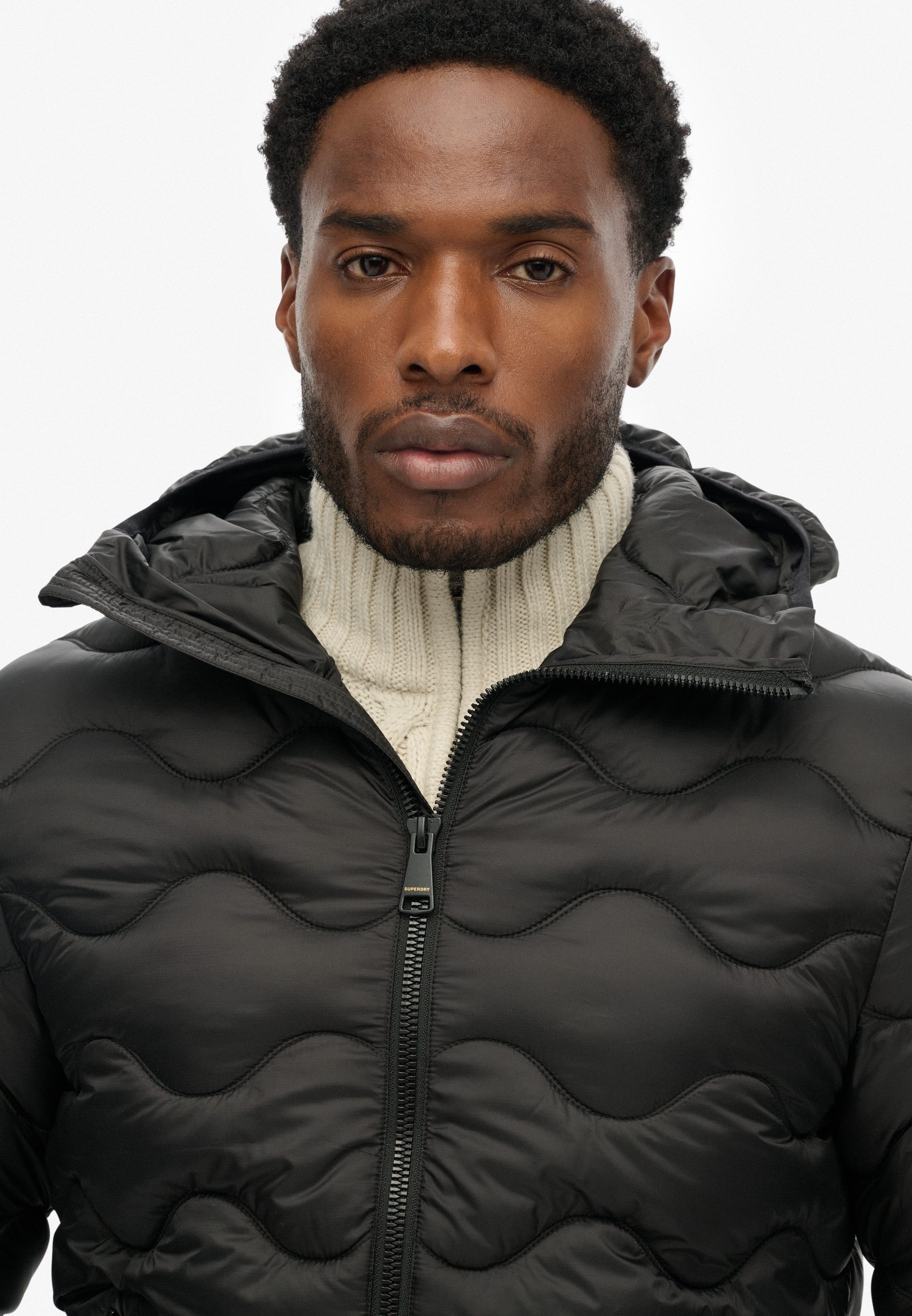 Superdry Steppjacke HOODED QUILTED WAVE PADDED JKT mit Markenlabel, Regular Fit, aus Polyester und Kunstfaser, unifarben – Bild 5 von 5