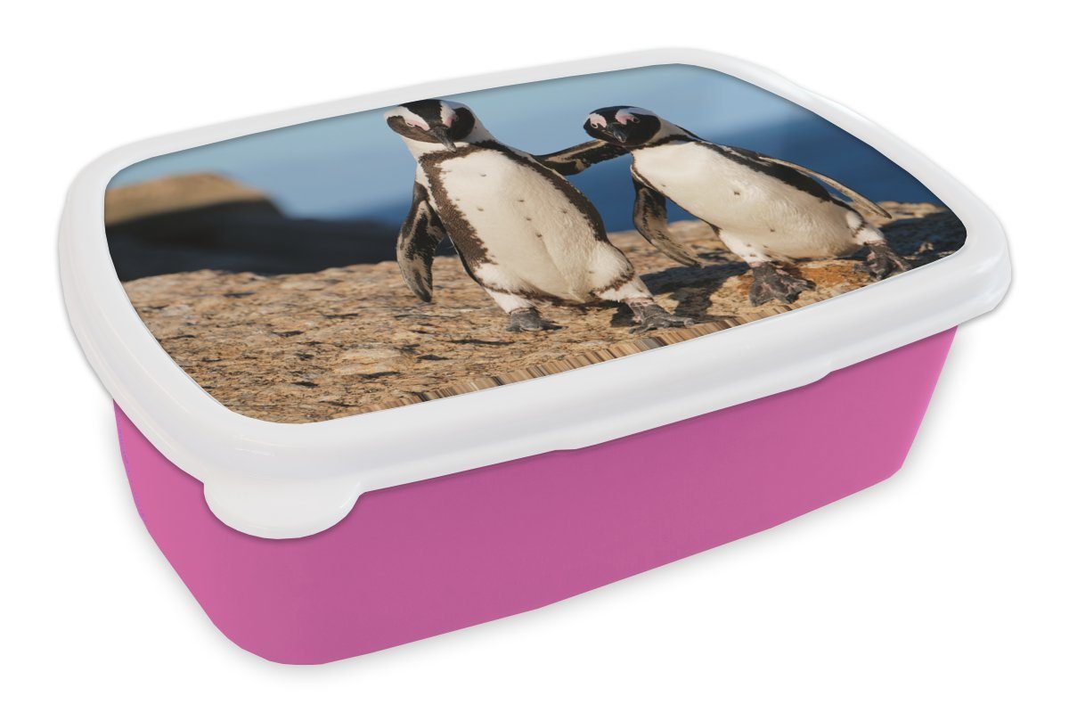 MuchoWow Lunchbox Zwei Pinguine kuscheln auf einem Felsen, Kunststoff, (2-tlg), Brotbox für Erwachsene, Brotdose Kinder, Snackbox, Mädchen, Kunststoff rosa
