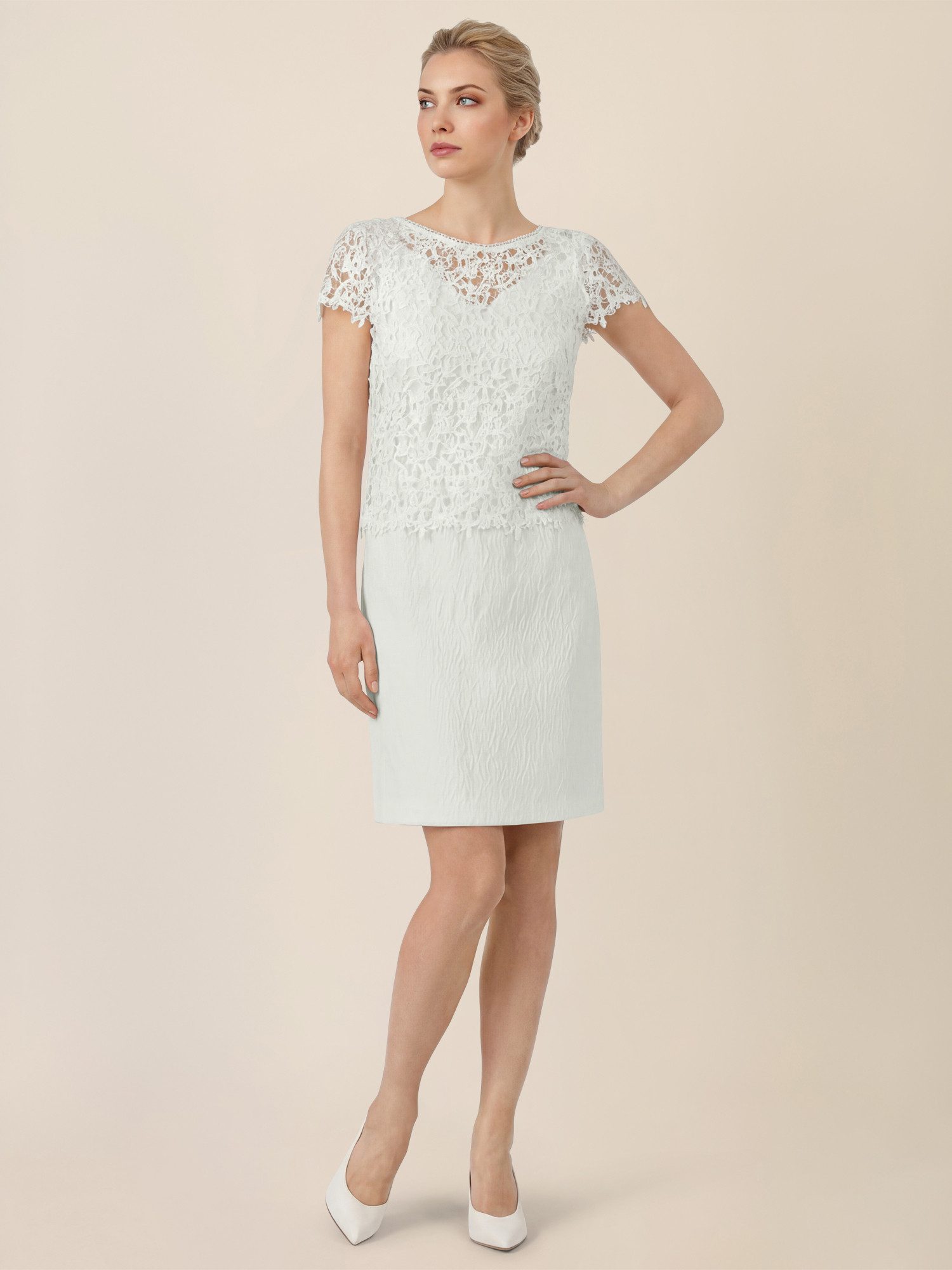 Apart Brautkleid mit floraler Struktur