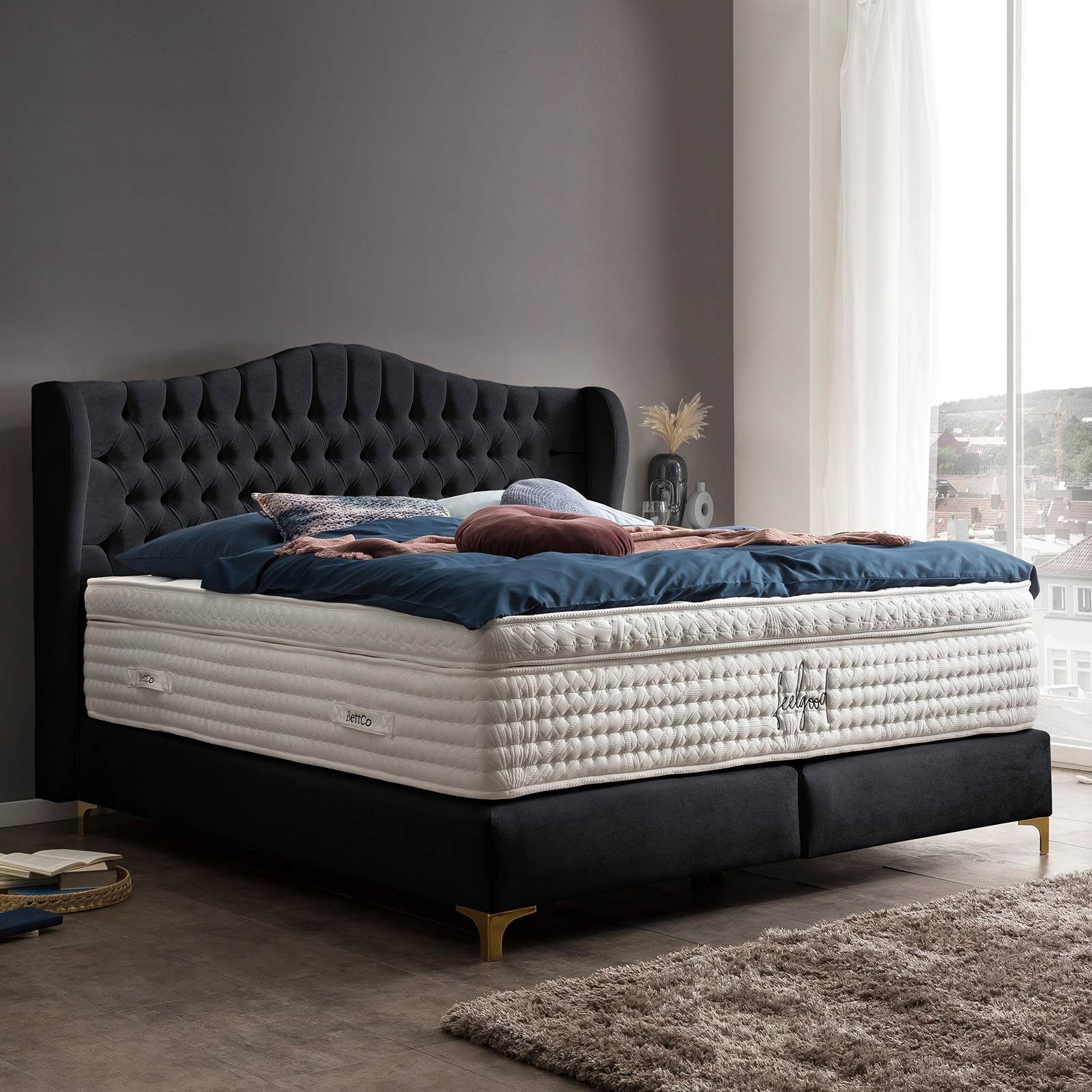 BettCo Boxspringbett Maison (140 x 200 cm, in Schwarz Samt), Chesterfield Design mit Ohren + optionaler Topper, Füße Gold-Optik