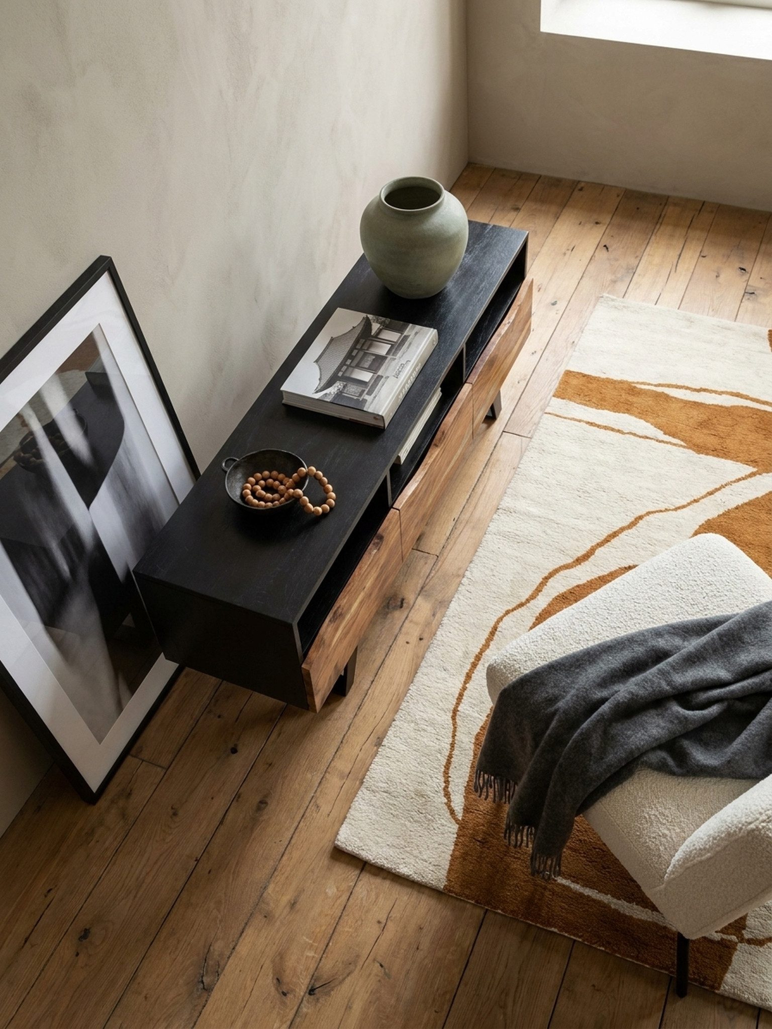 KADIMA DESIGN Lowboard Lowboard Akazie Massivholz 140x50x40 cm Baumkante TV-Kommode Schwarz, (Modern mit Türen, Fernsehkommode Wohnzimmer), Design TV-Schrank Hoch mit Schublade, Fernsehtisch Fernsehschrank