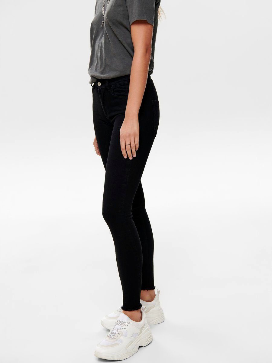 ONLY Ankle-Jeans ONLBLUSH MID SK AK RW DNM REA2343 NOOS ausgefranste Säume