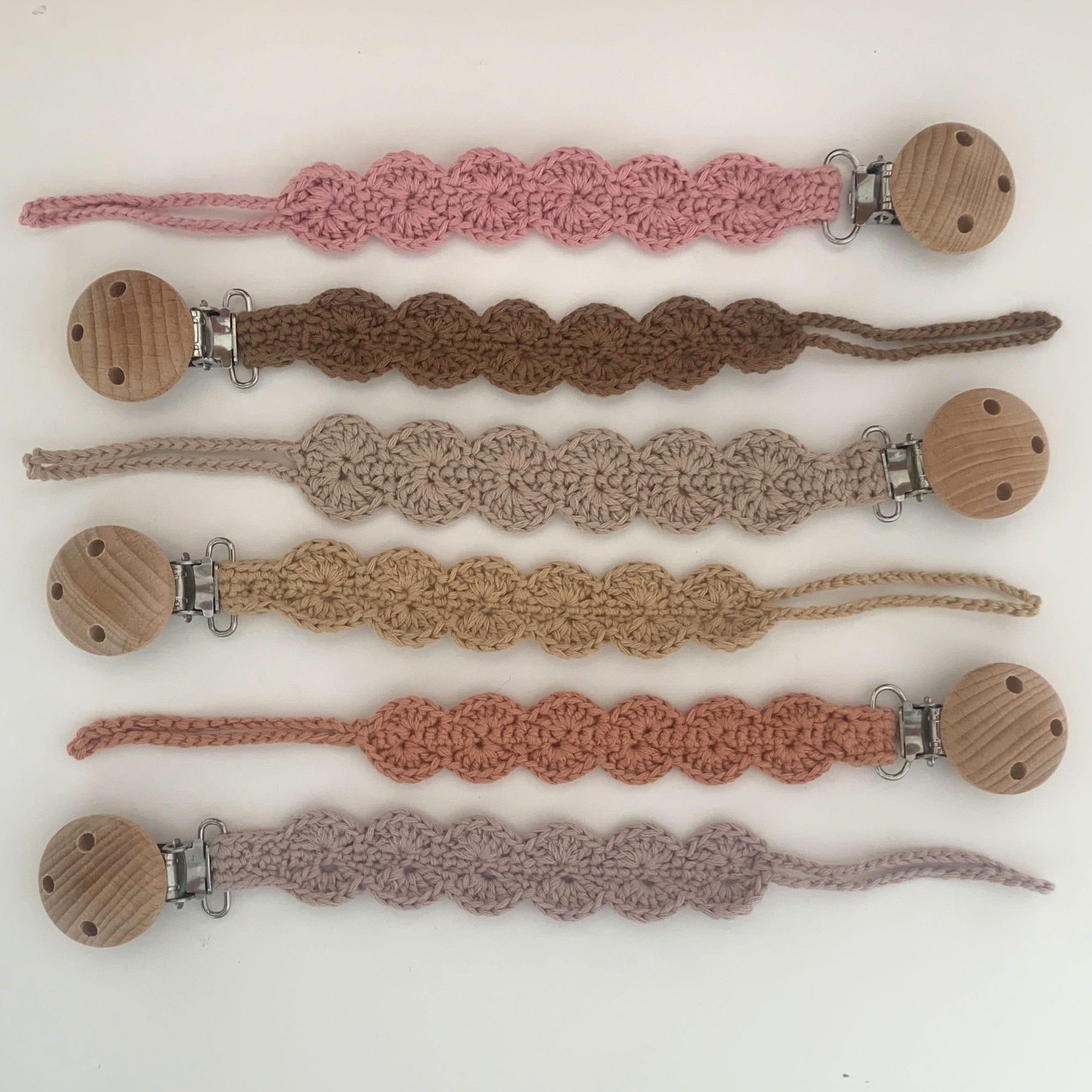 Zayno Schnullerbefestigung Handgemachte Schnullerkette "Muschelchen" in Altrosa, (Packung, 1-tlg., Ermuntert, den Schnuller eigenständig zu greifen), Beeindruckt mit einem zeitlosen Design