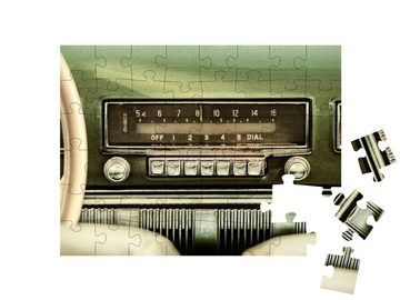 puzzleYOU Puzzle Vintage-Autoradio in einem grünen Oldtimer, 48 Puzzleteile, puzzleYOU-Kollektionen Vintage, Nostalgie, Historische Bilder