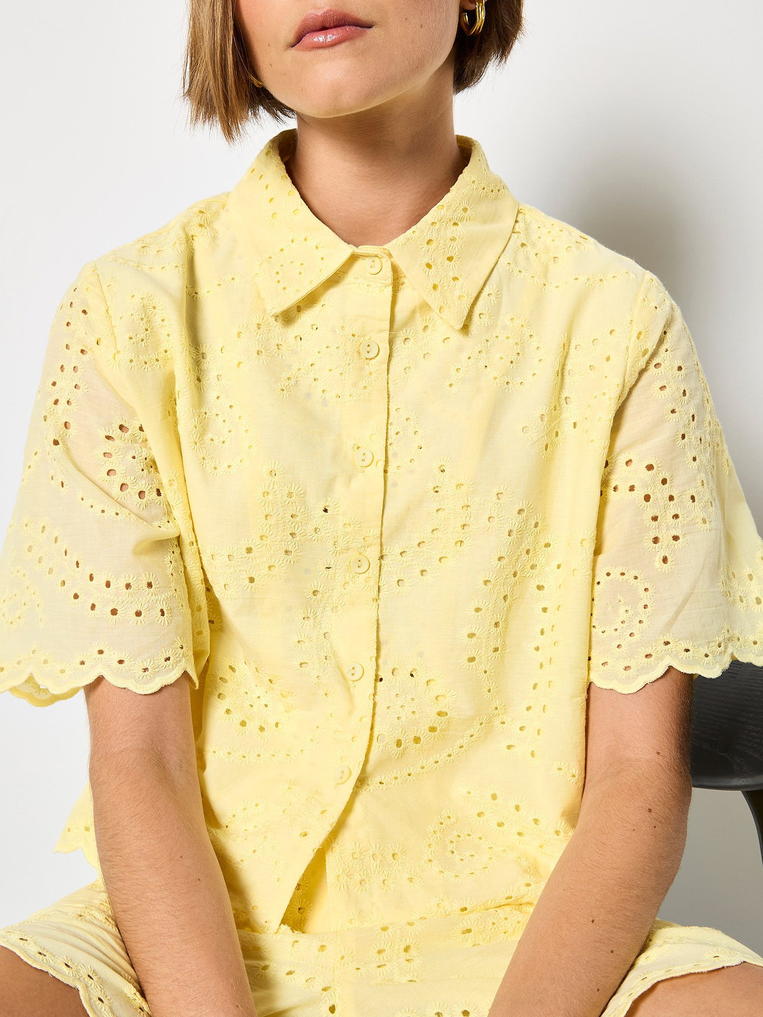 Apricot Spitzenshirt Kurzes Bluse mit Wellenkante und Broderie-Verzierung