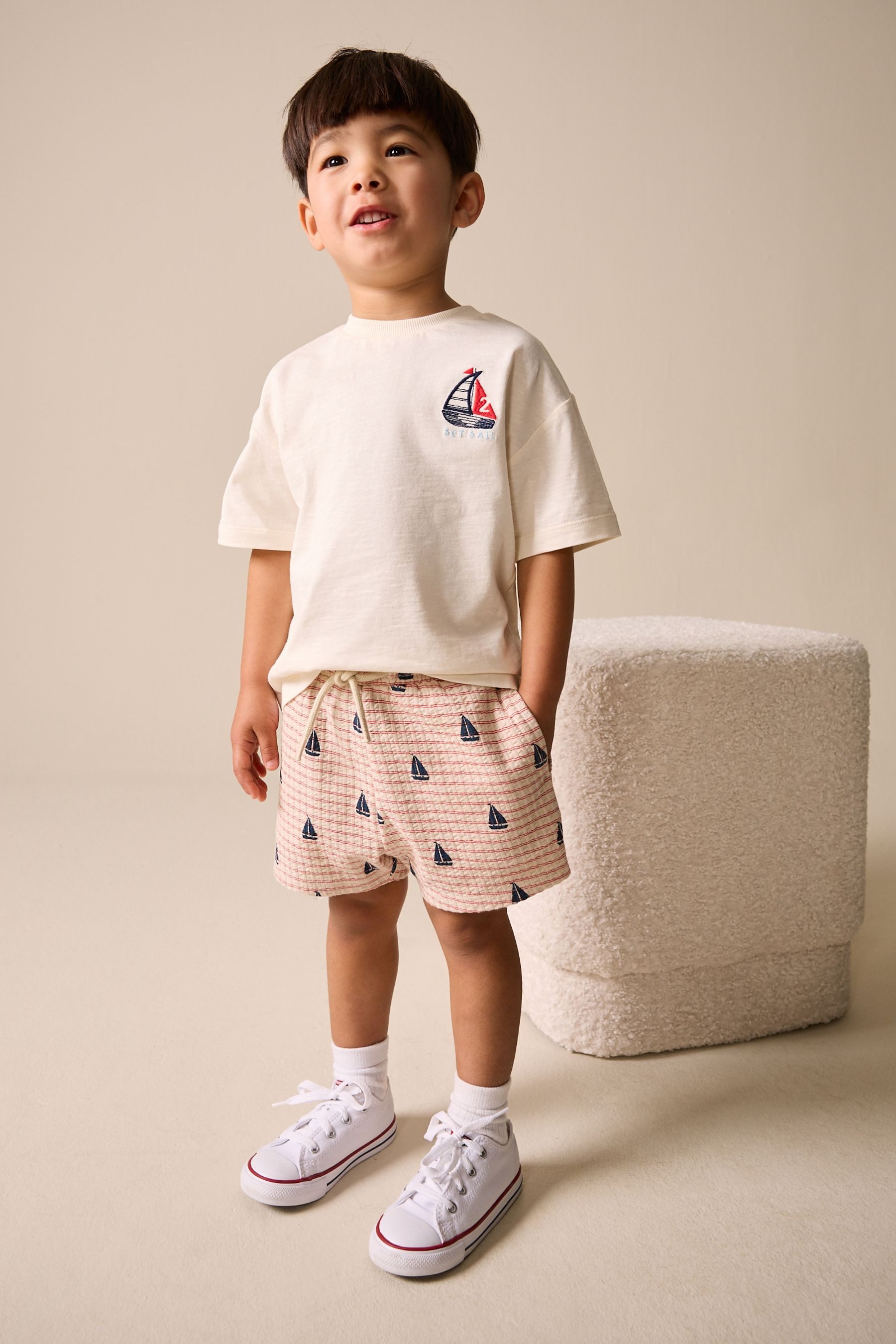 T-Shirt & Shorts Kurzärmeliges T-Shirt und Shorts im Set