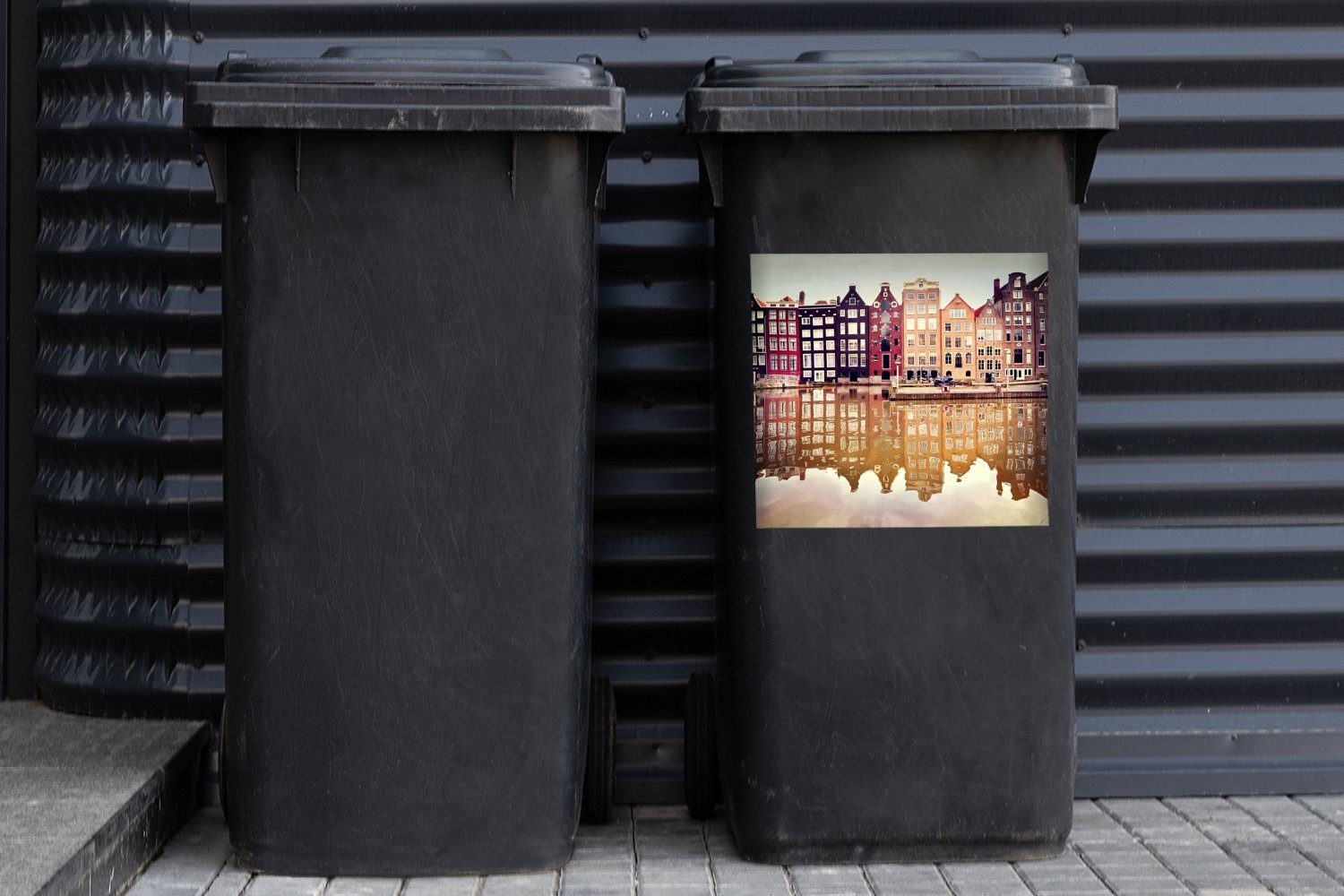 Container, Mülleimer-aufkleber, Mülltonne, - Reflexion MuchoWow - St), Haus Amsterdam Sticker, Wandsticker (1 Abfalbehälter